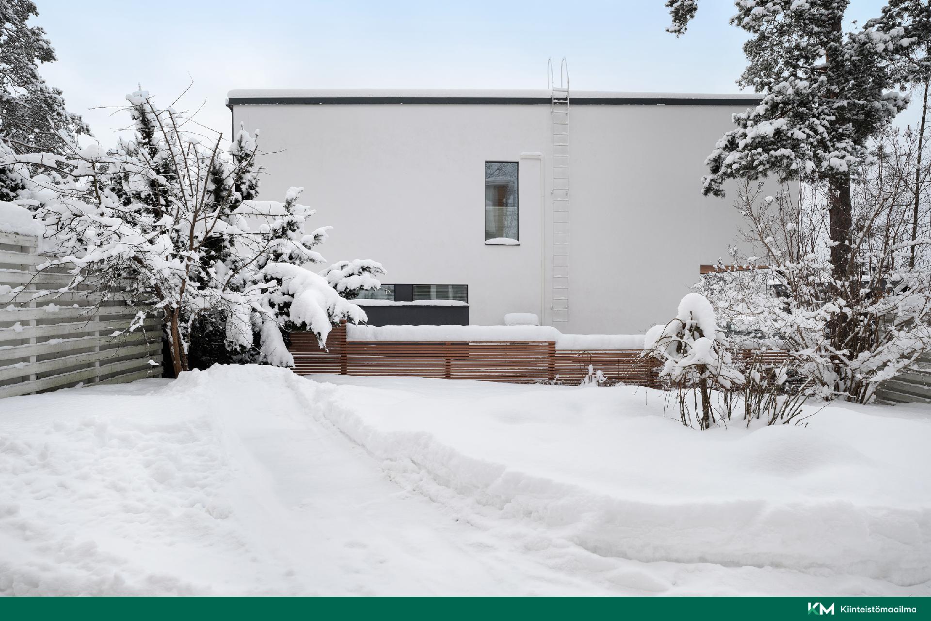 Asunnon oma iso takapiha