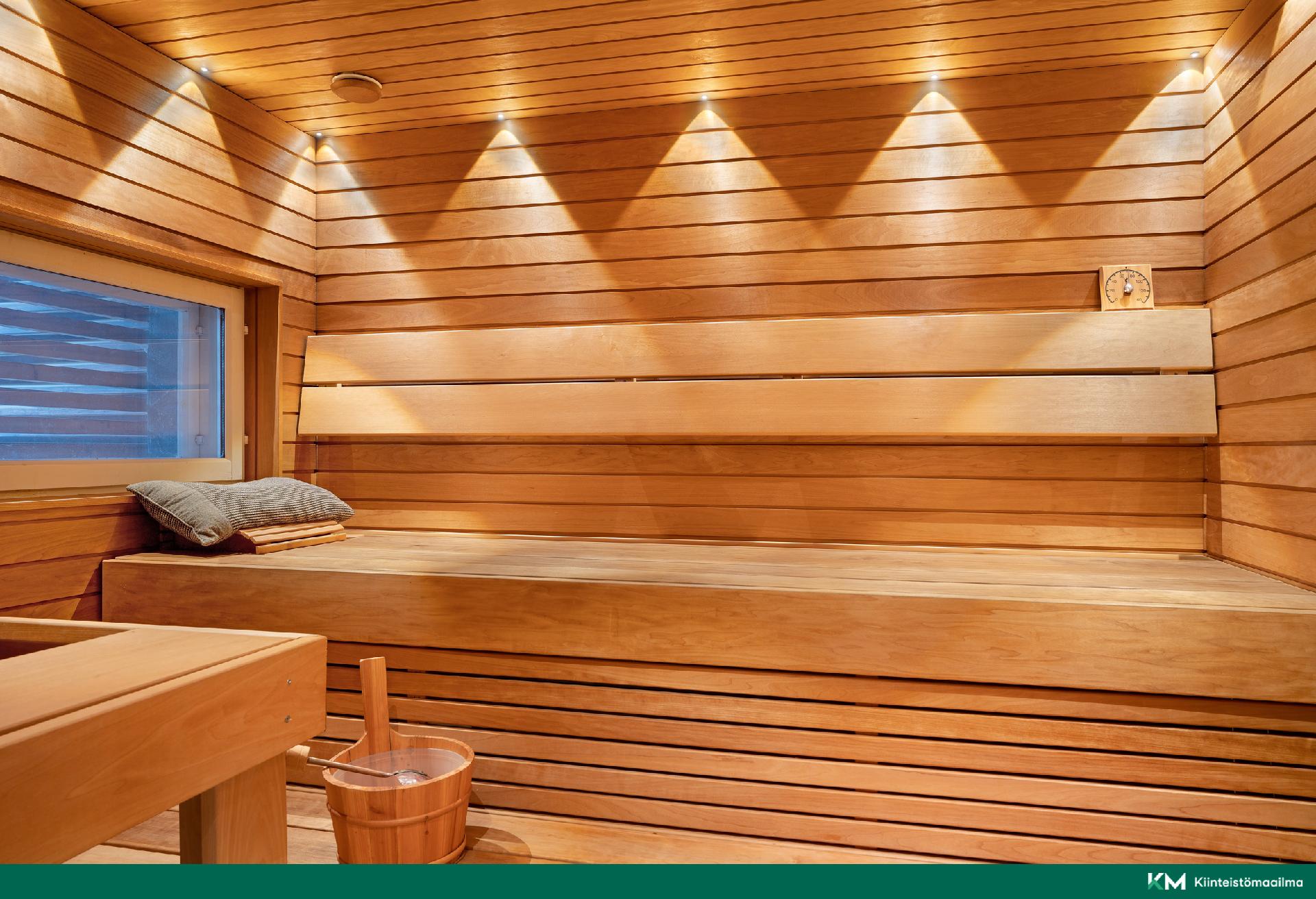 Pieteetillä tehty sauna panelointi. Saunassa hetiValmis kiuas