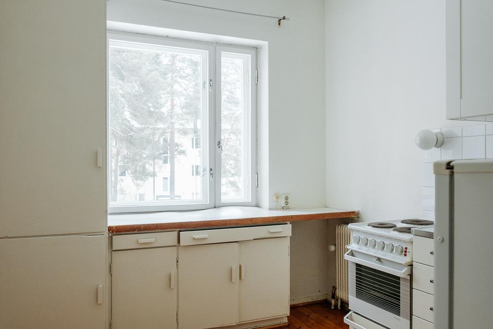  Työskentelytaso ikunan edessä 