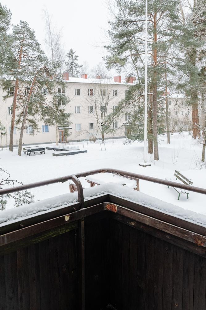 Parvekenäkymä sisäpihalle