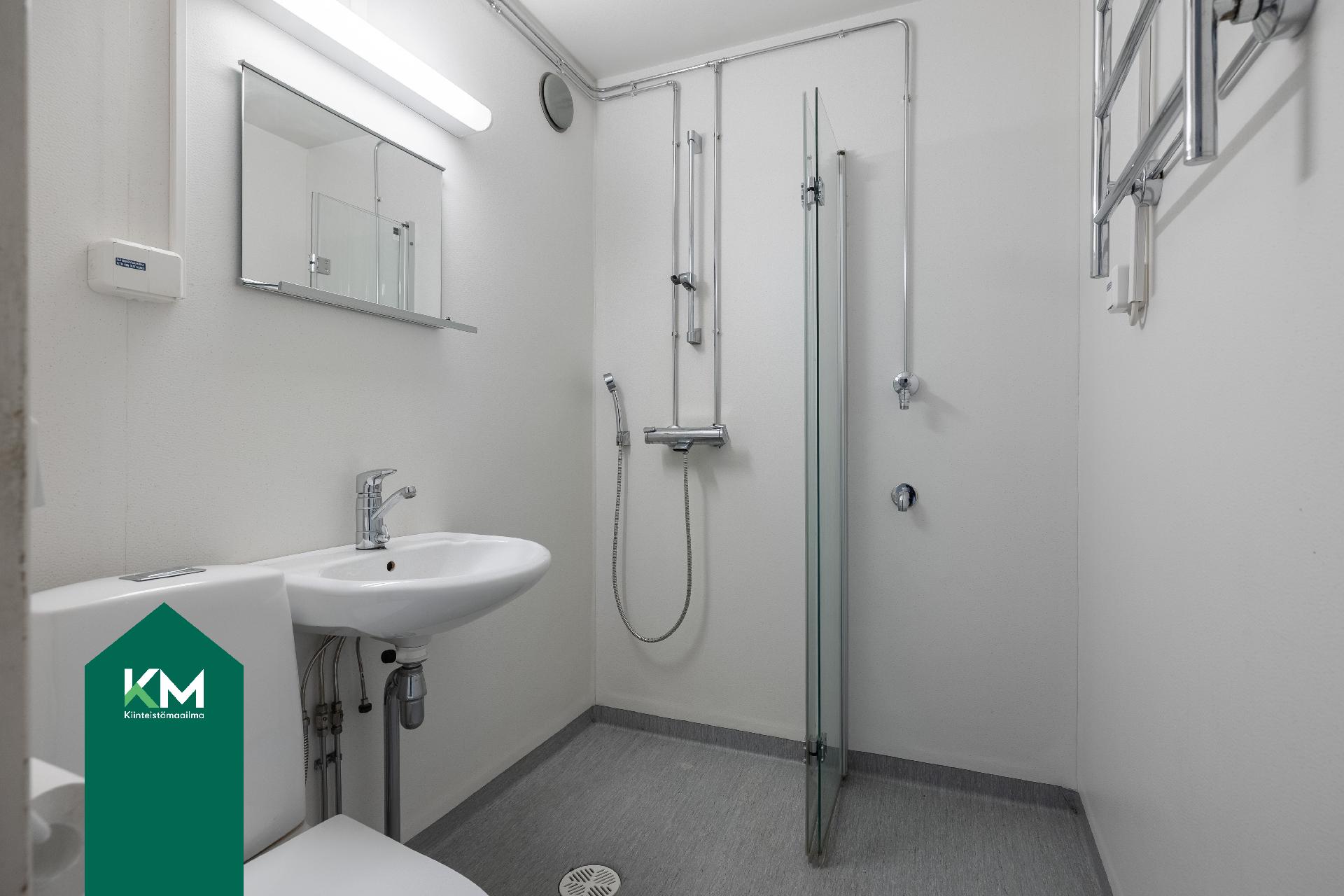 Kylpyhuone on uusittu 2025 taloyhtiön toimesta