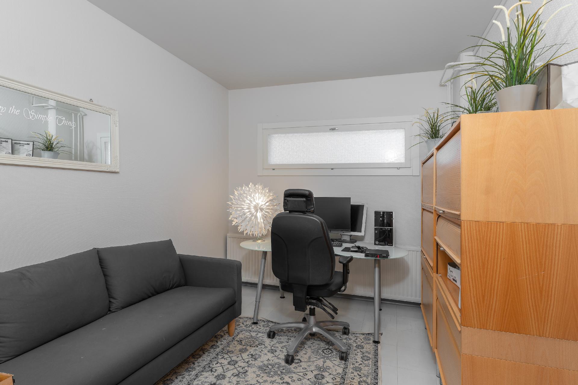 Kaksi toimistohuonetta