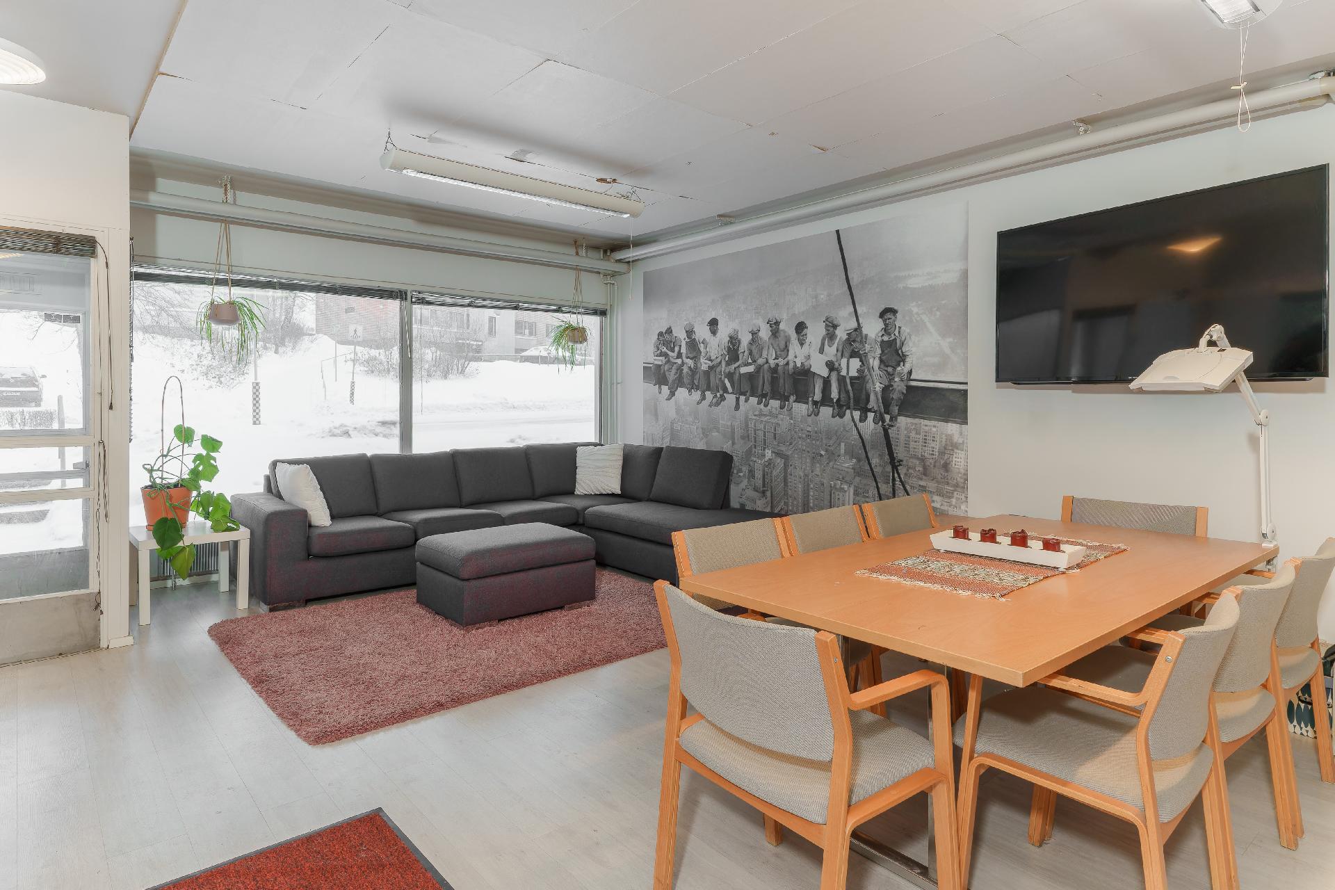 Tilassa on isot ikkunat ja sinne on helppo tulla kadulta