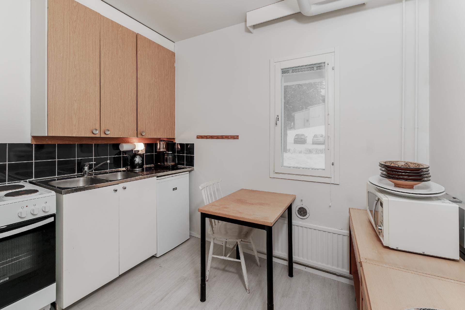 Keittiöön mahtuu pieni pöytä