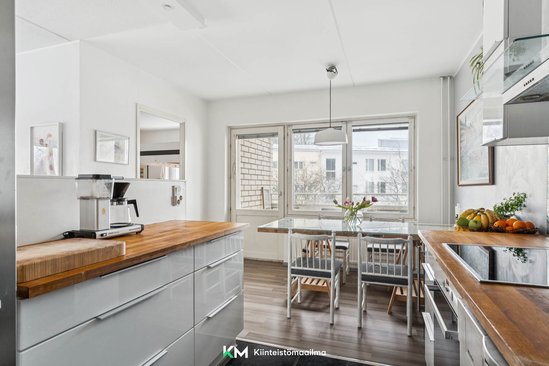 Keittiö avattu olohuoneeseen