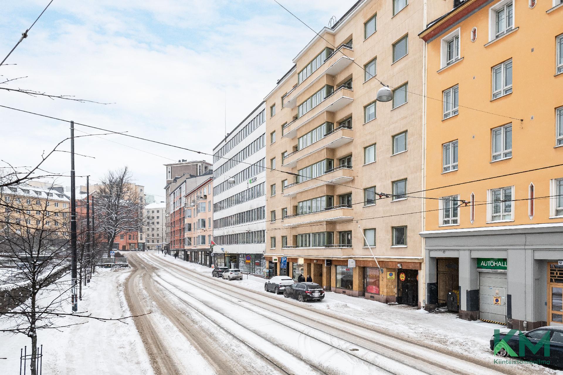 Sijainti aivan Ruoholahdenkadun Kampin puoleisessa päädyssä