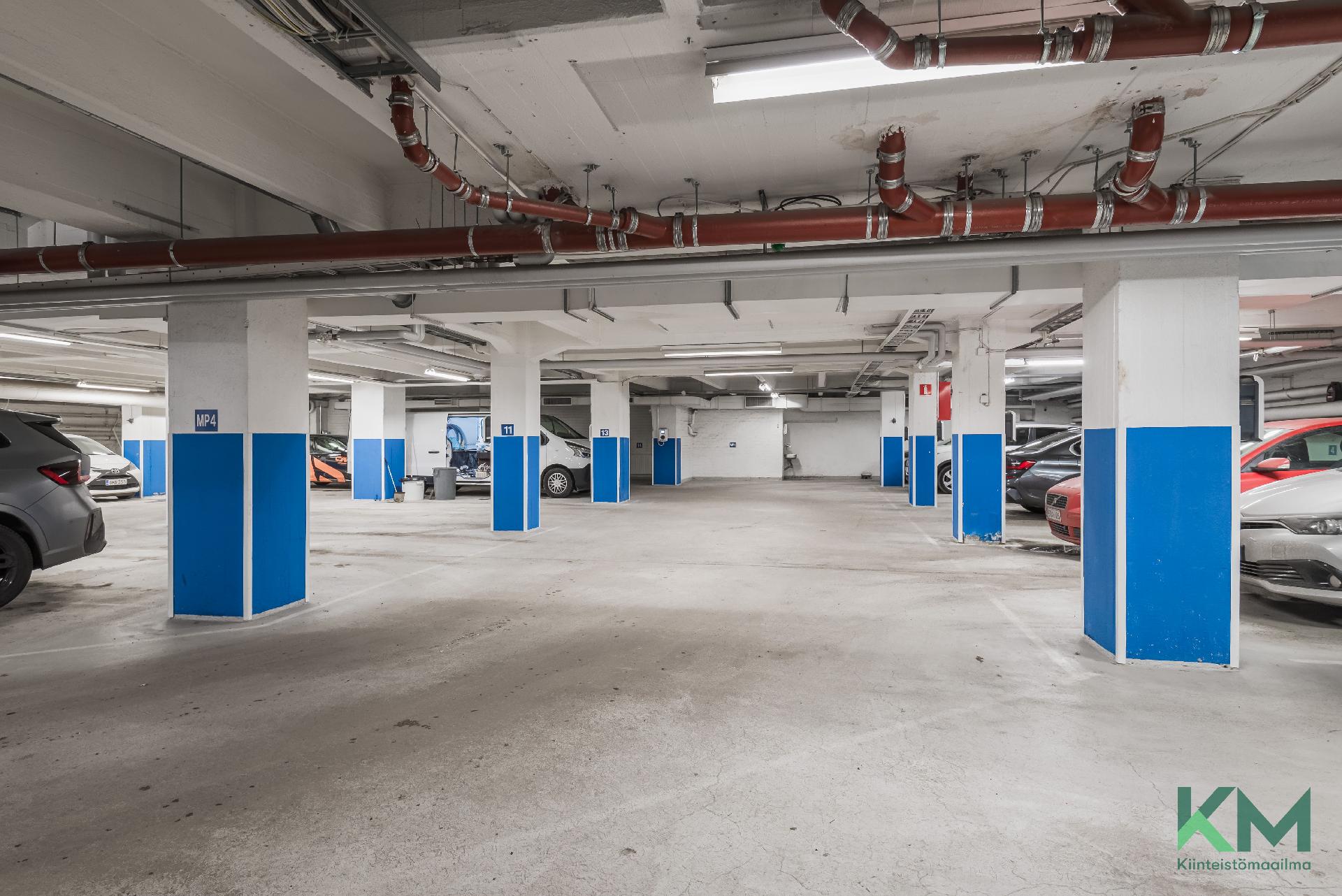 Autohallipaikka, jossa sähköauton latausmahdollisuus