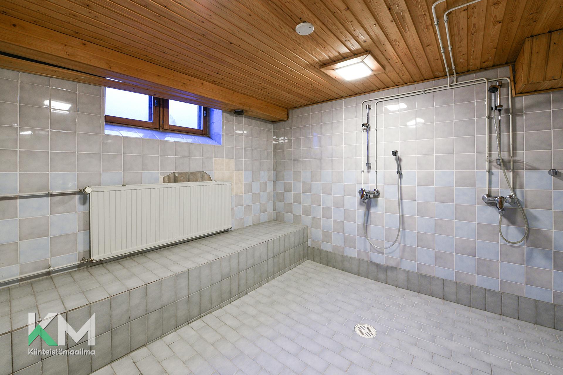 Taloyhtiön saunan kylpyhuone