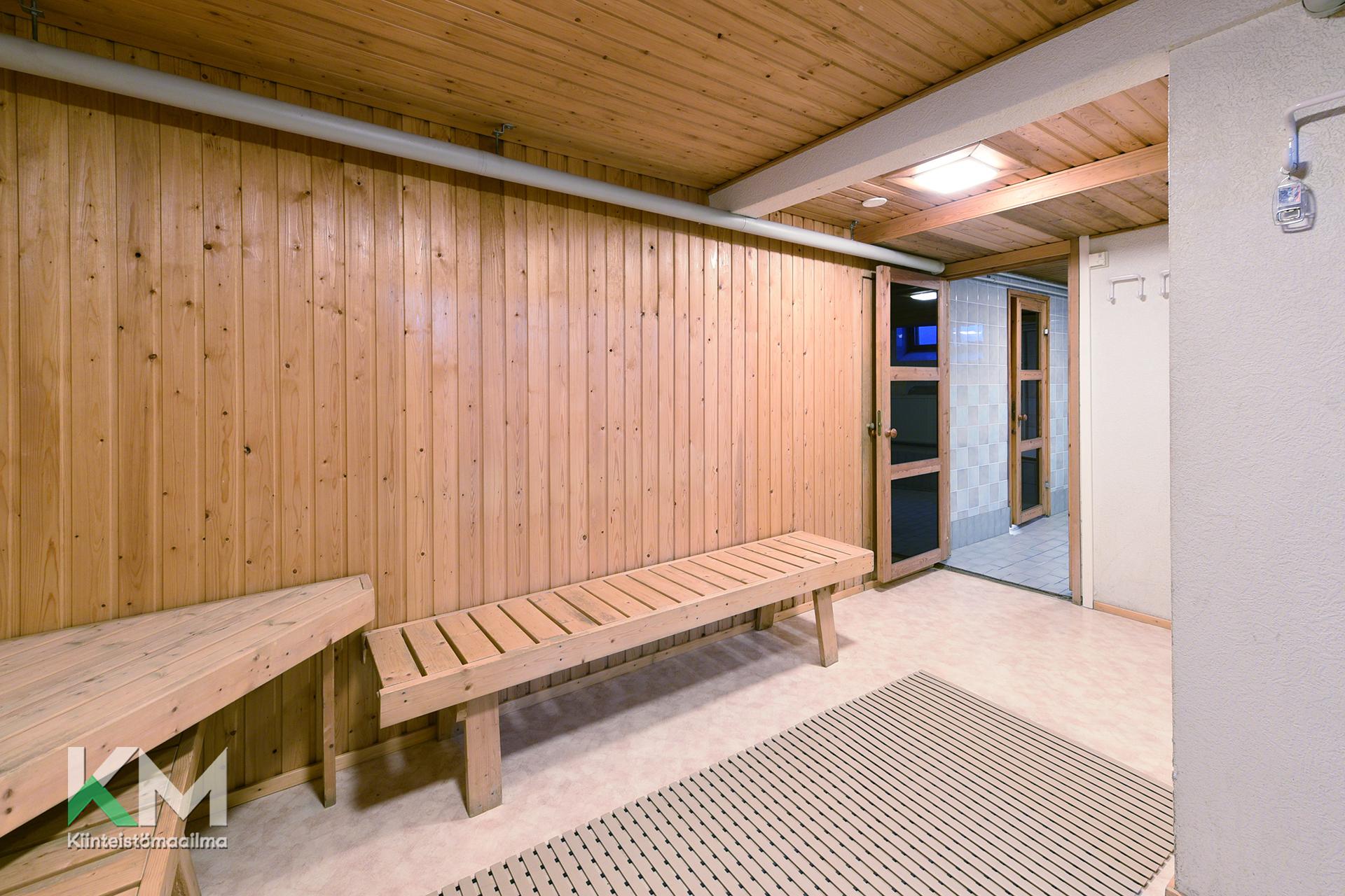 Taloyhtiön saunan pukuhuone