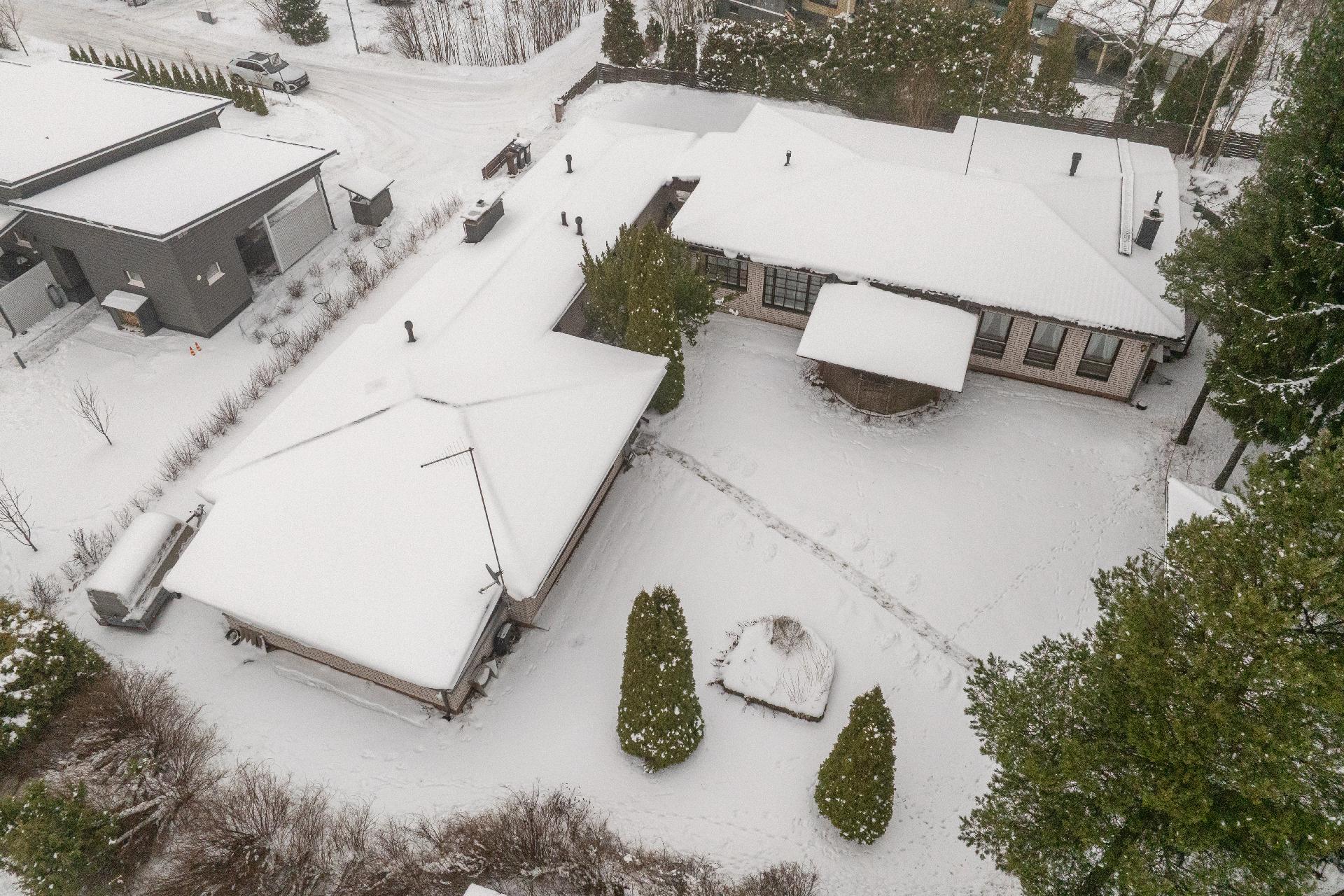 Kiinteistöllä on kaksi taloa, jotka on yhdistetty pienellä lipalla