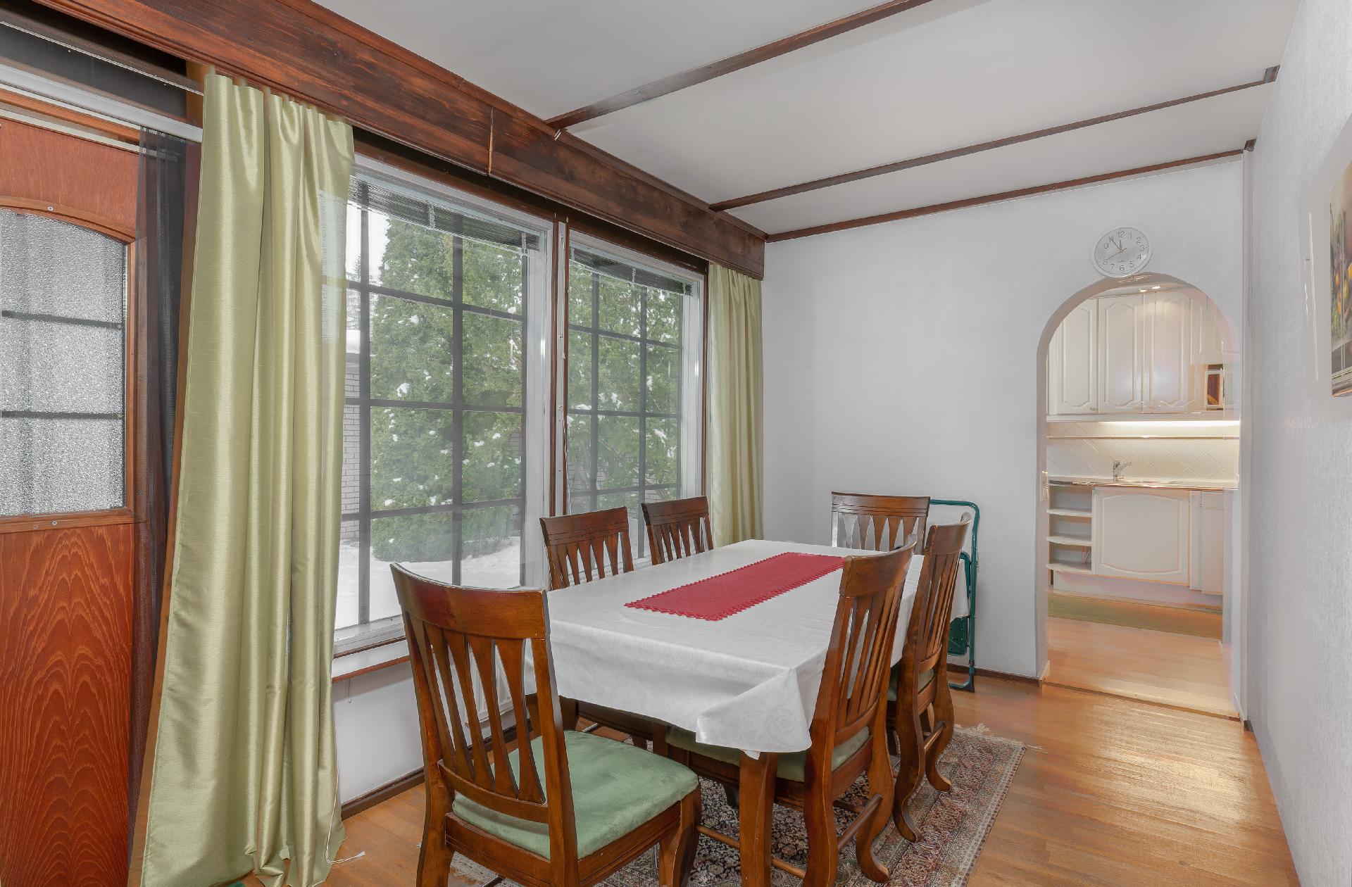 Keittiöstä on käynti ruokasaliin