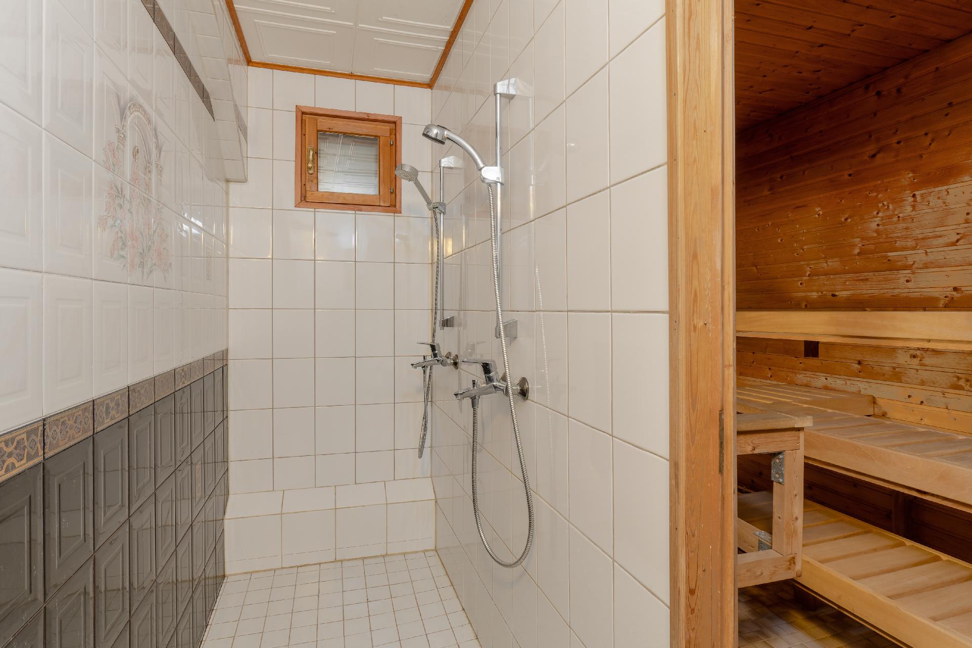 Saunaosastossa on kaksi suihkua