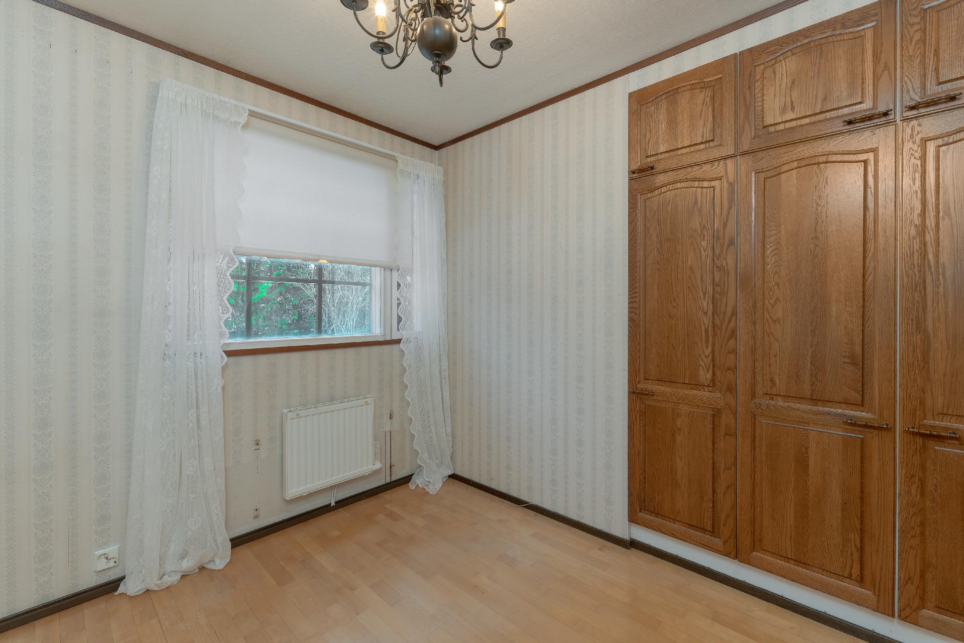 Makuuhuoneissa on hyvin kaappeja ja isoimmassa makuuhuoneessa on myös vaatehuone