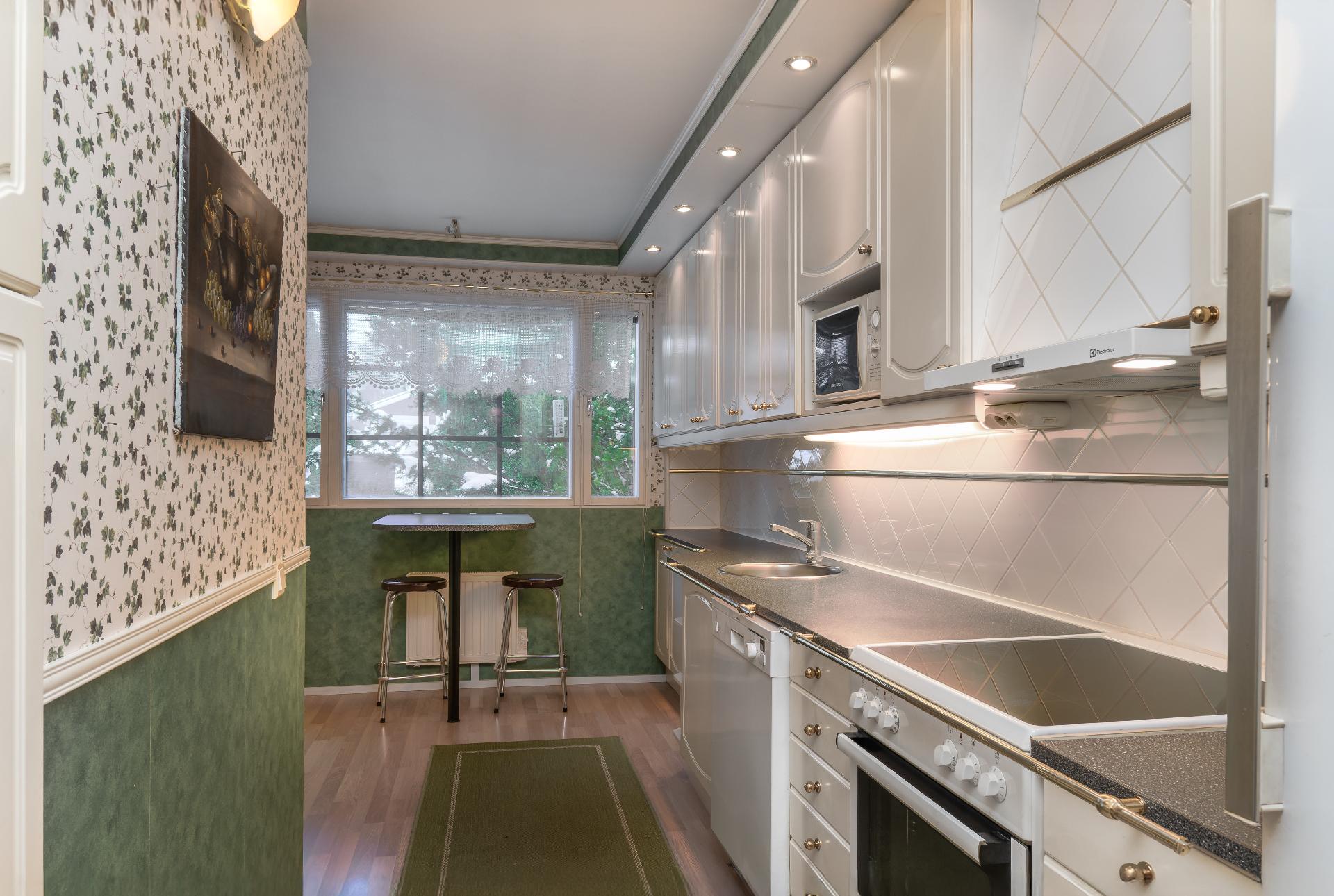 Keittiössä on paljon kaappi- ja tasotilaa