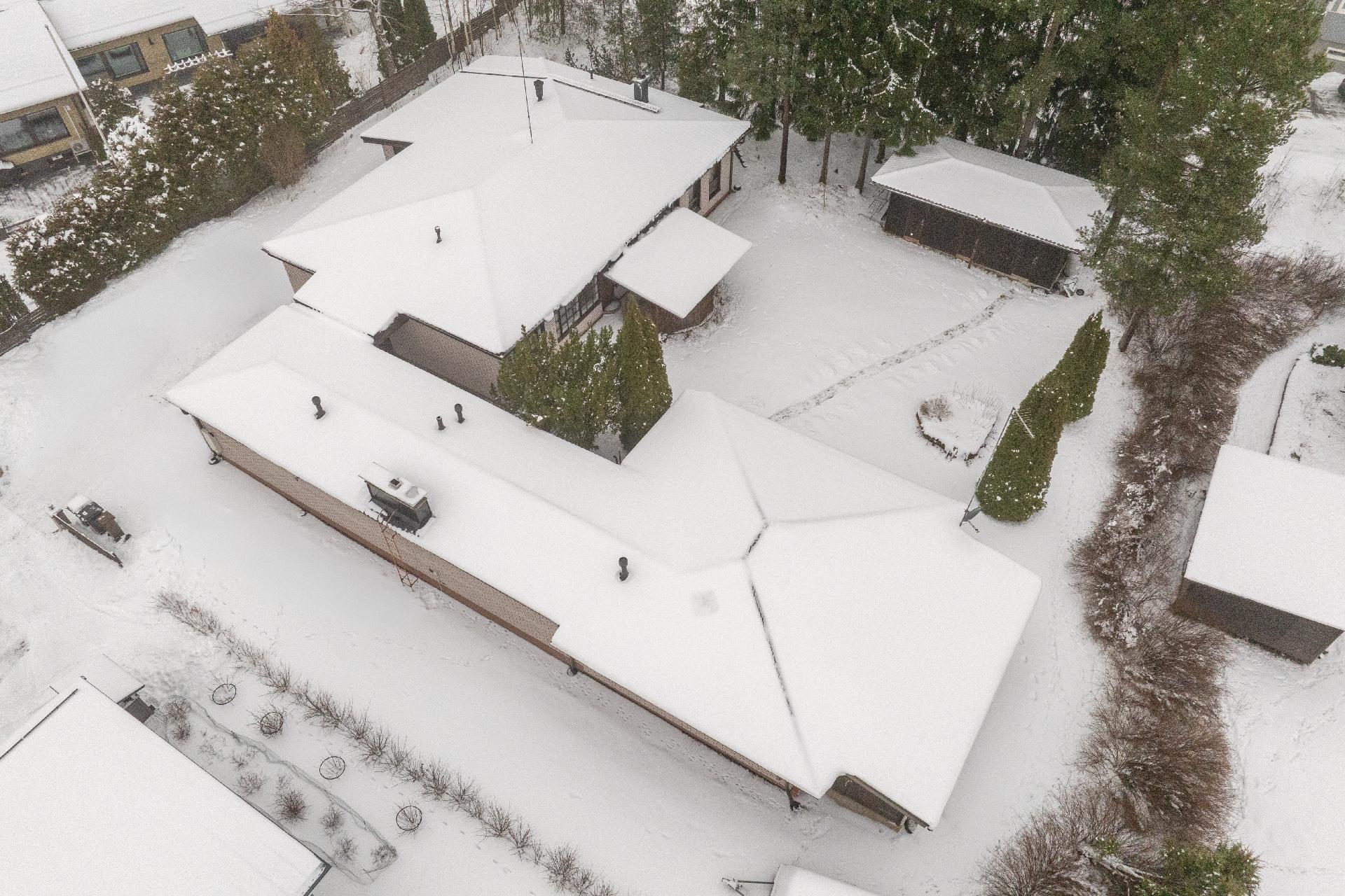 1560 m2 tontti on jaettu kahteen osaan hallinnanjakosopimuksella