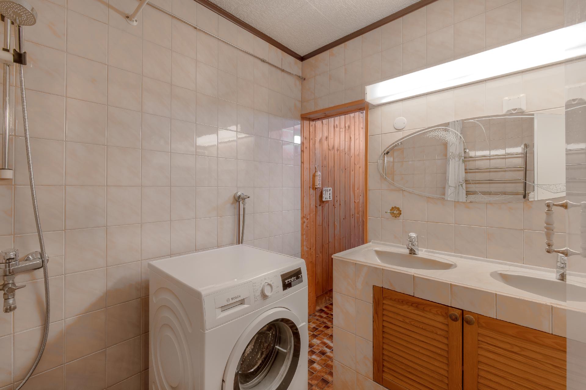 Talossa on kaksi kylpyhuonetta ja kaksi erillistä WC:tä