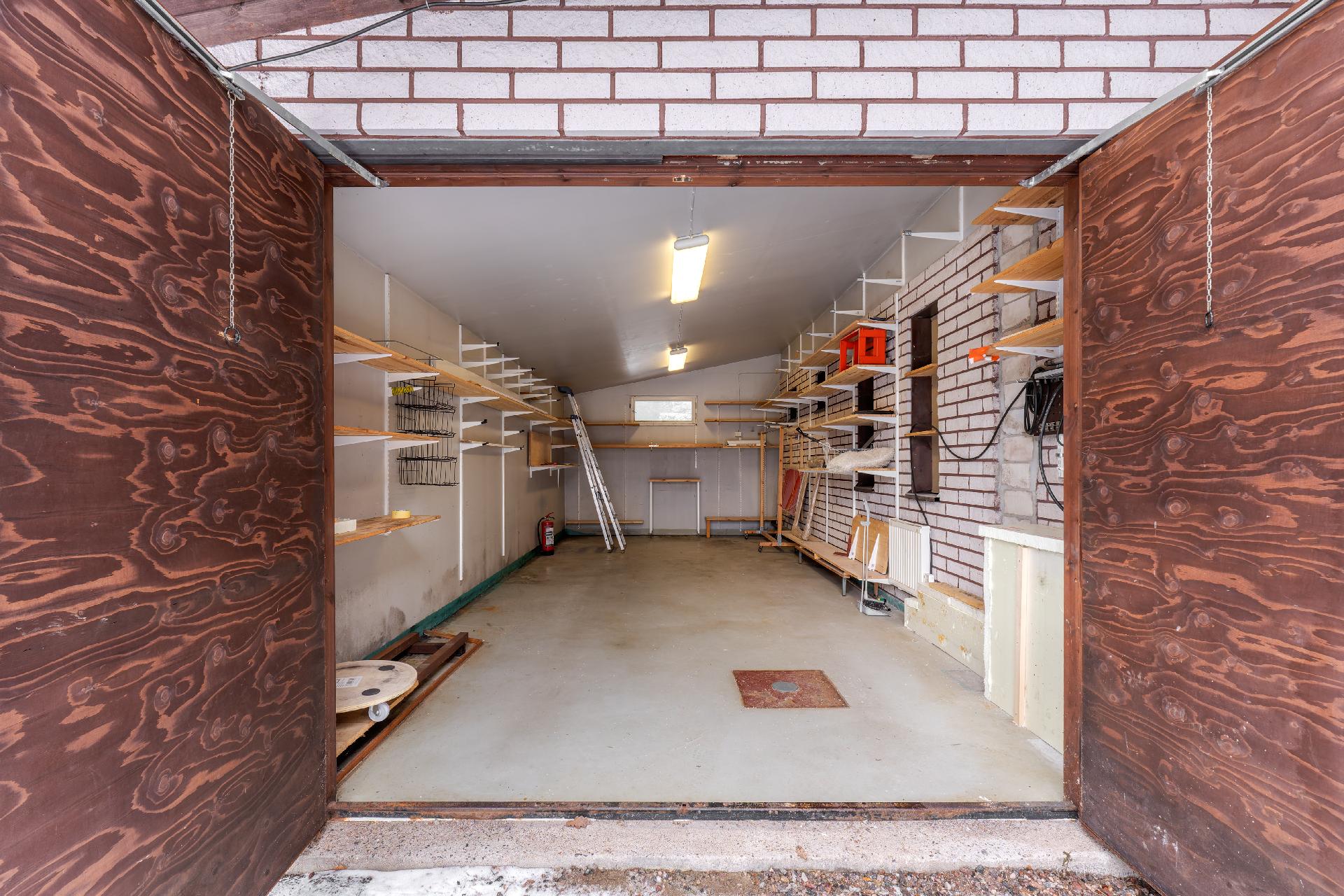 Lämmin talli sopii joko autolle tai muutoin varastoksi