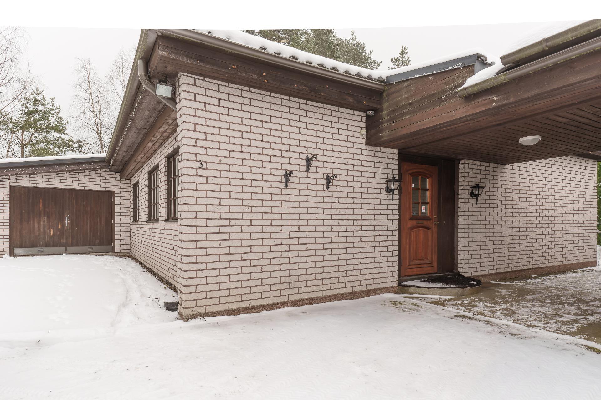 Talon yhteydessä on autotalli