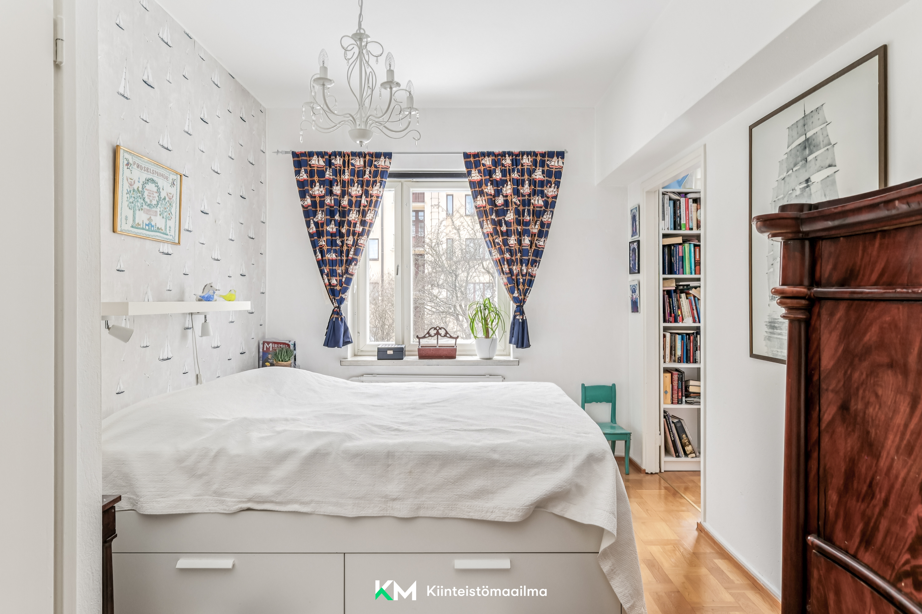 Tilava makuuhuone, jossa runsaasti säilytystilaa