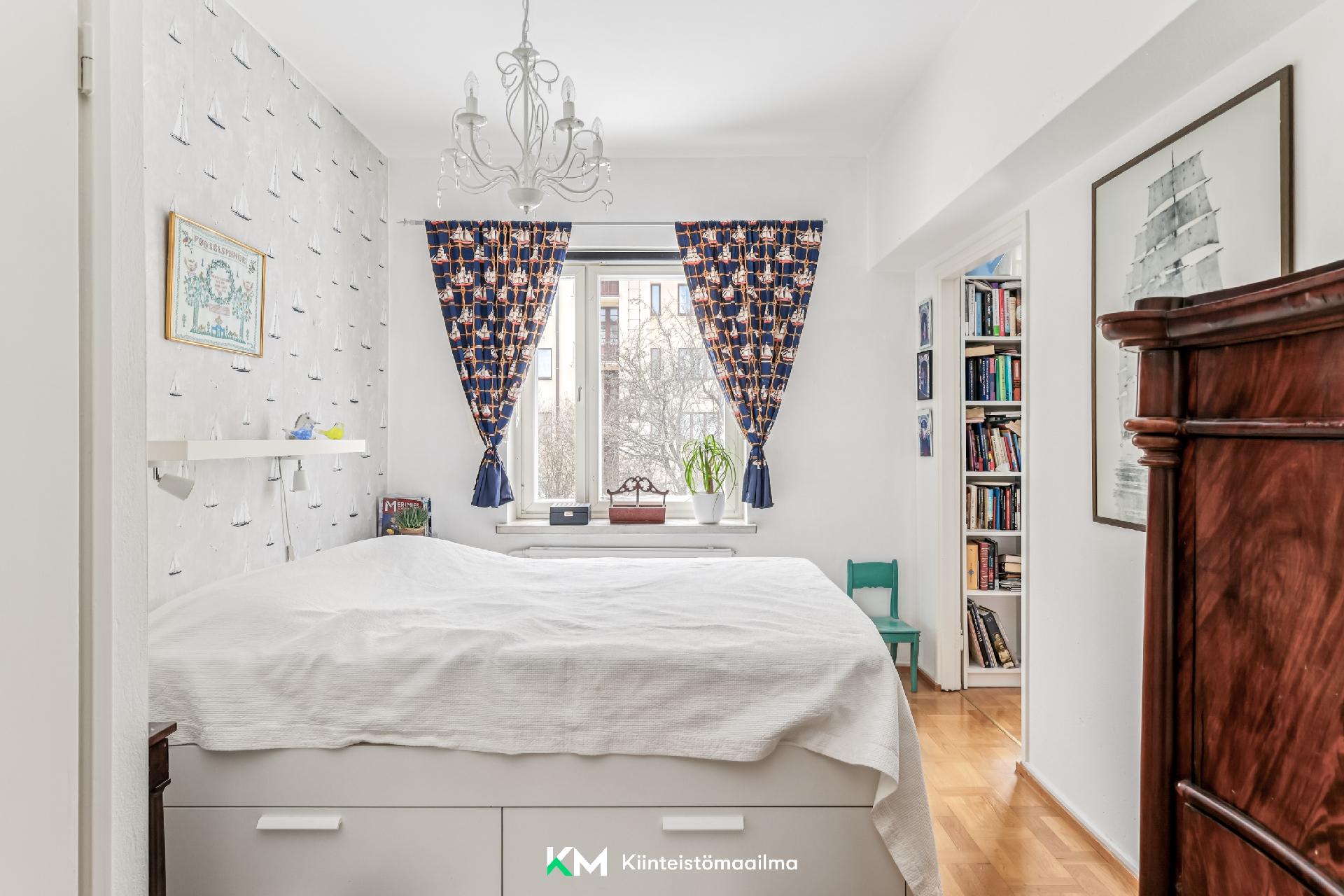 Tilava makuuhuone, jossa runsaasti säilytystilaa