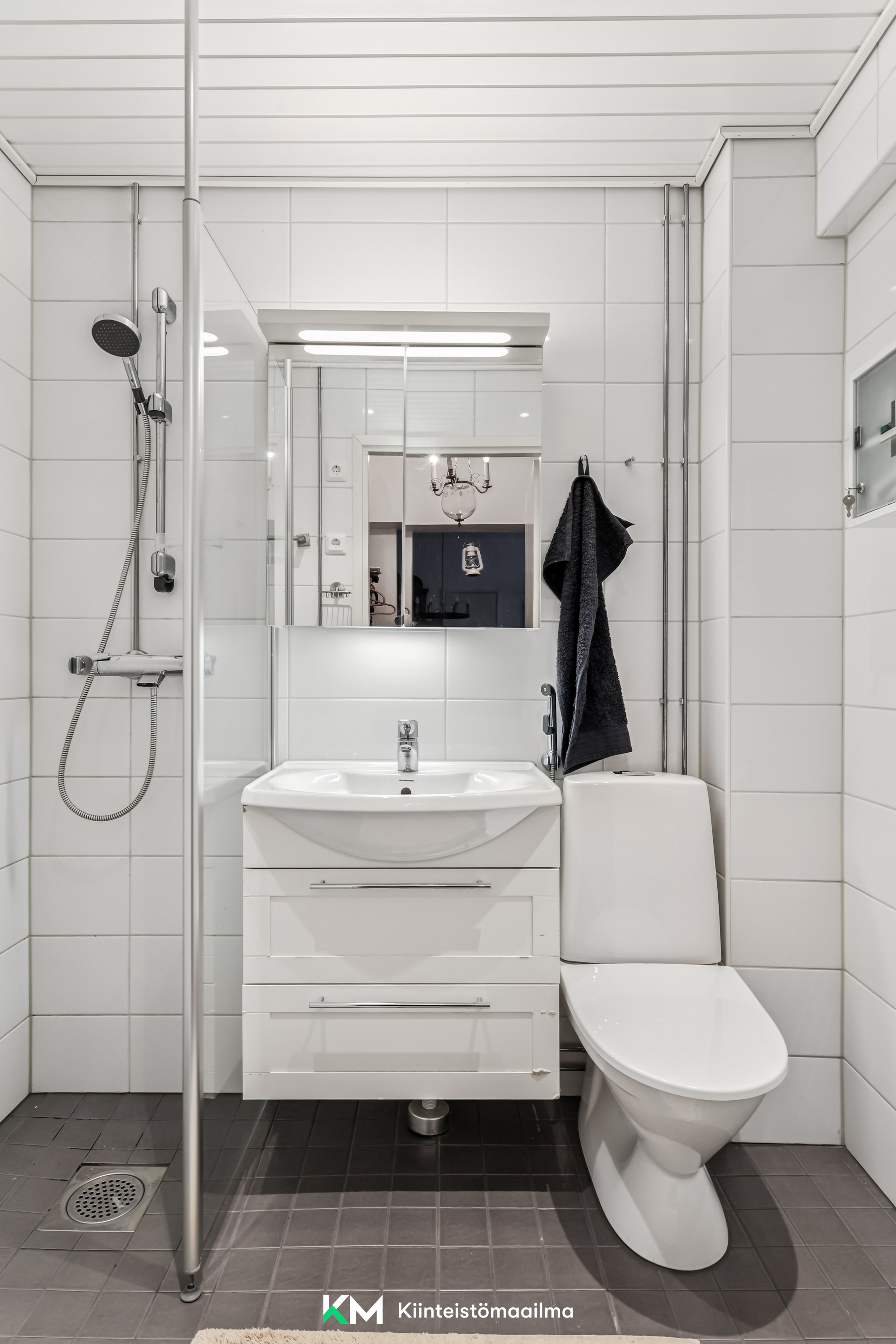 V. 2015 putkiremontin yhteydessä uusittu kylpyhuone