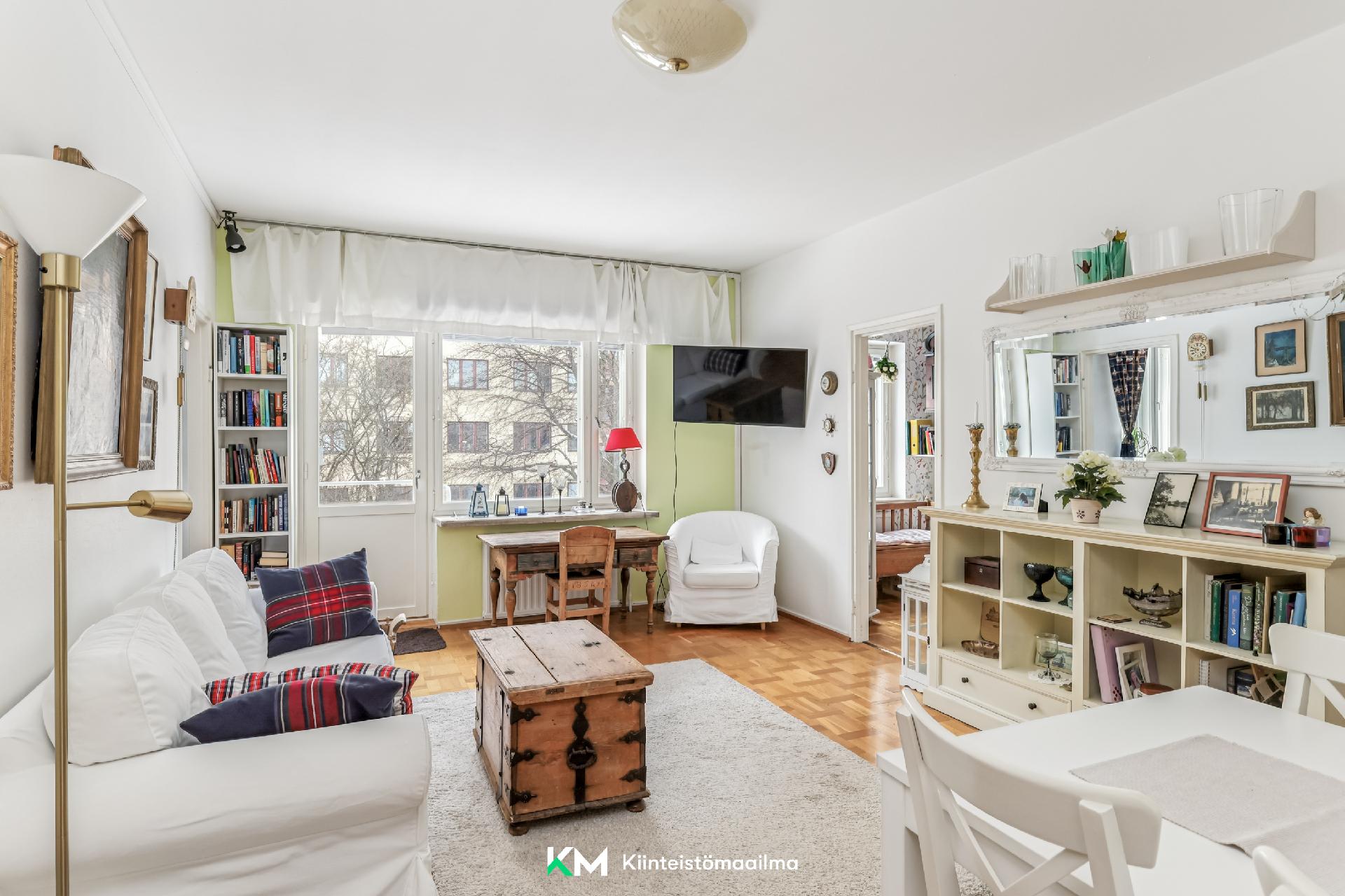 Olohuoneen jatkeena länteen avautuva parveke