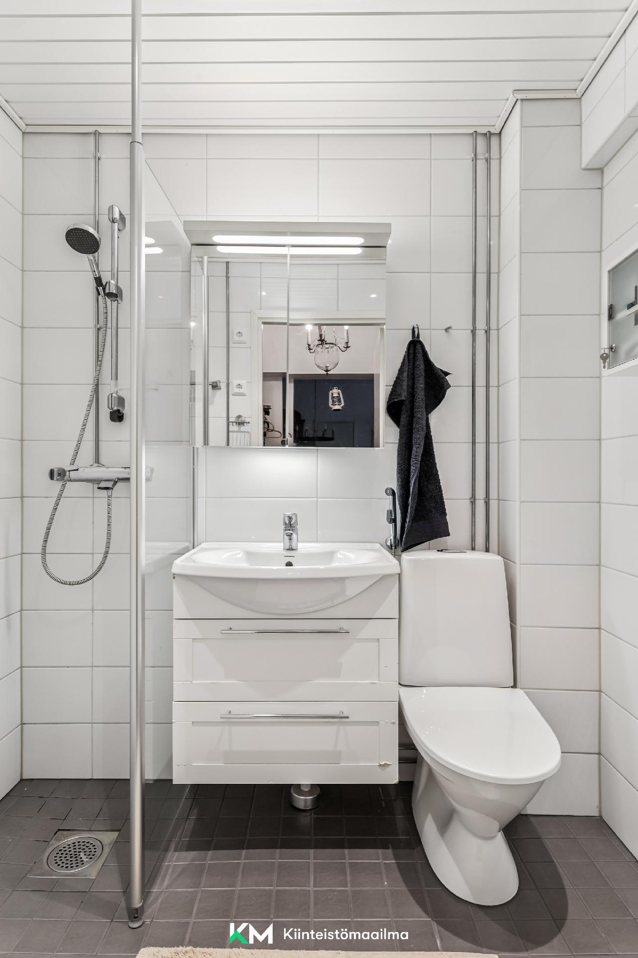 V. 2015 putkiremontin yhteydessä uusittu kylpyhuone