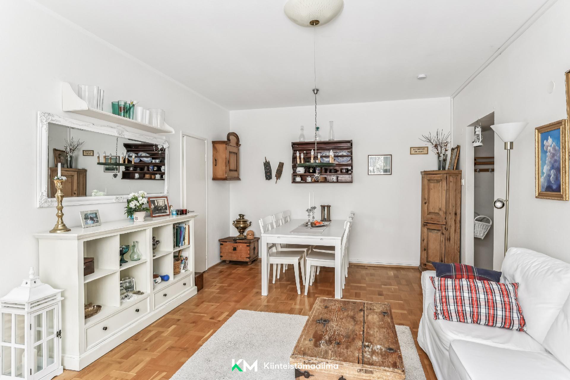 Olohuoneesta käynti vaatehuoneeseen