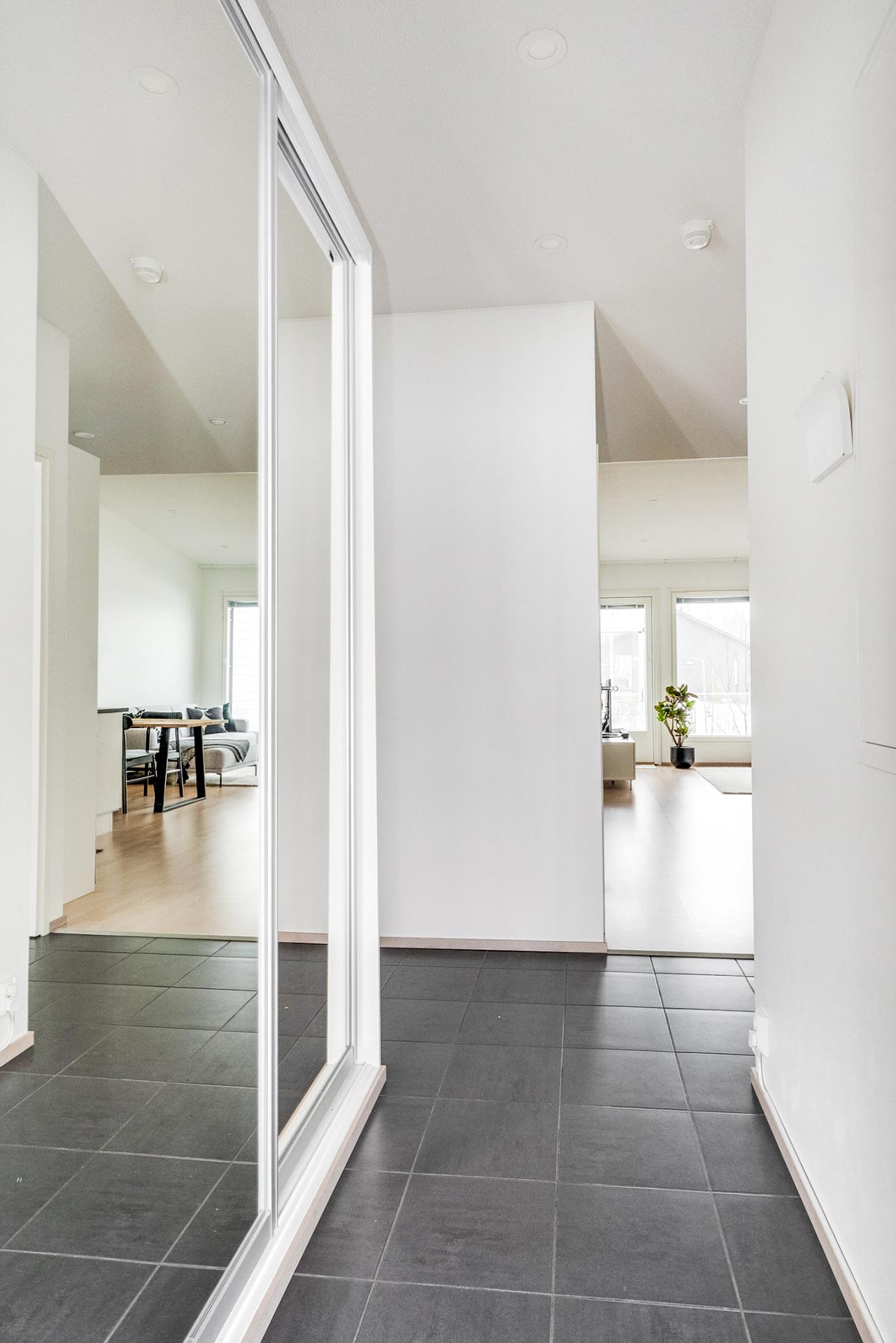 Eteisen kaapistossa on mukavasti säilytystilaa