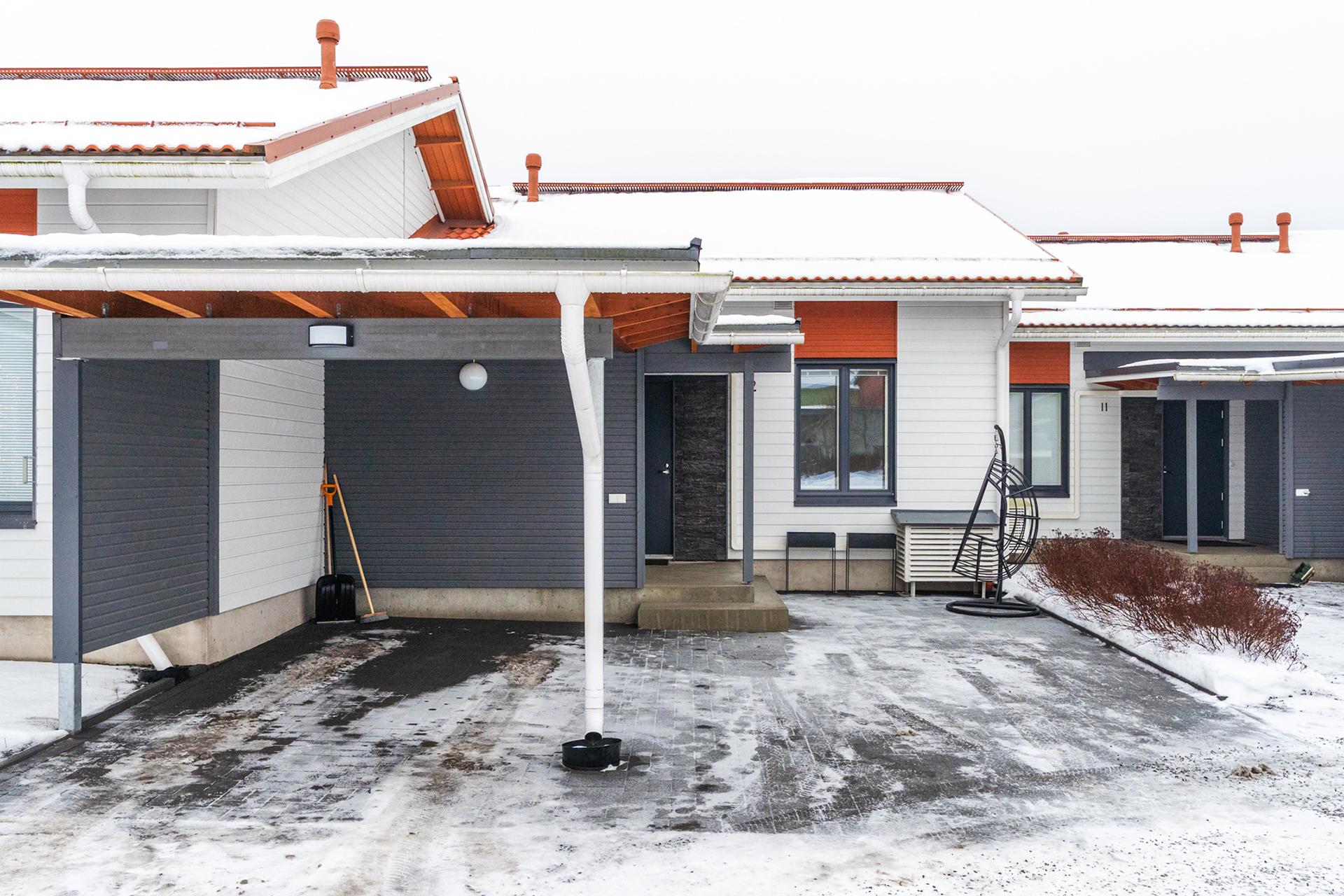 Katospaikka ja toinen autopaikka suoraan asunnon edessä