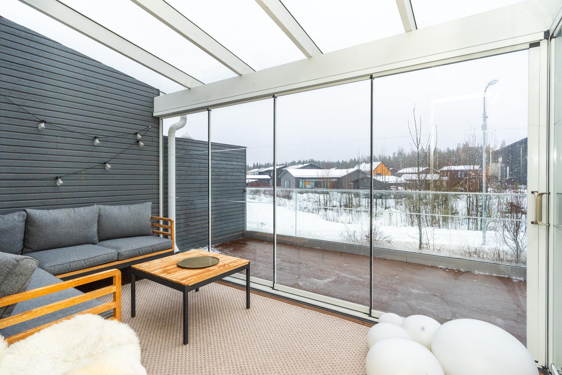 Viihtyisä lasitettu terassipiha etelän suuntaan