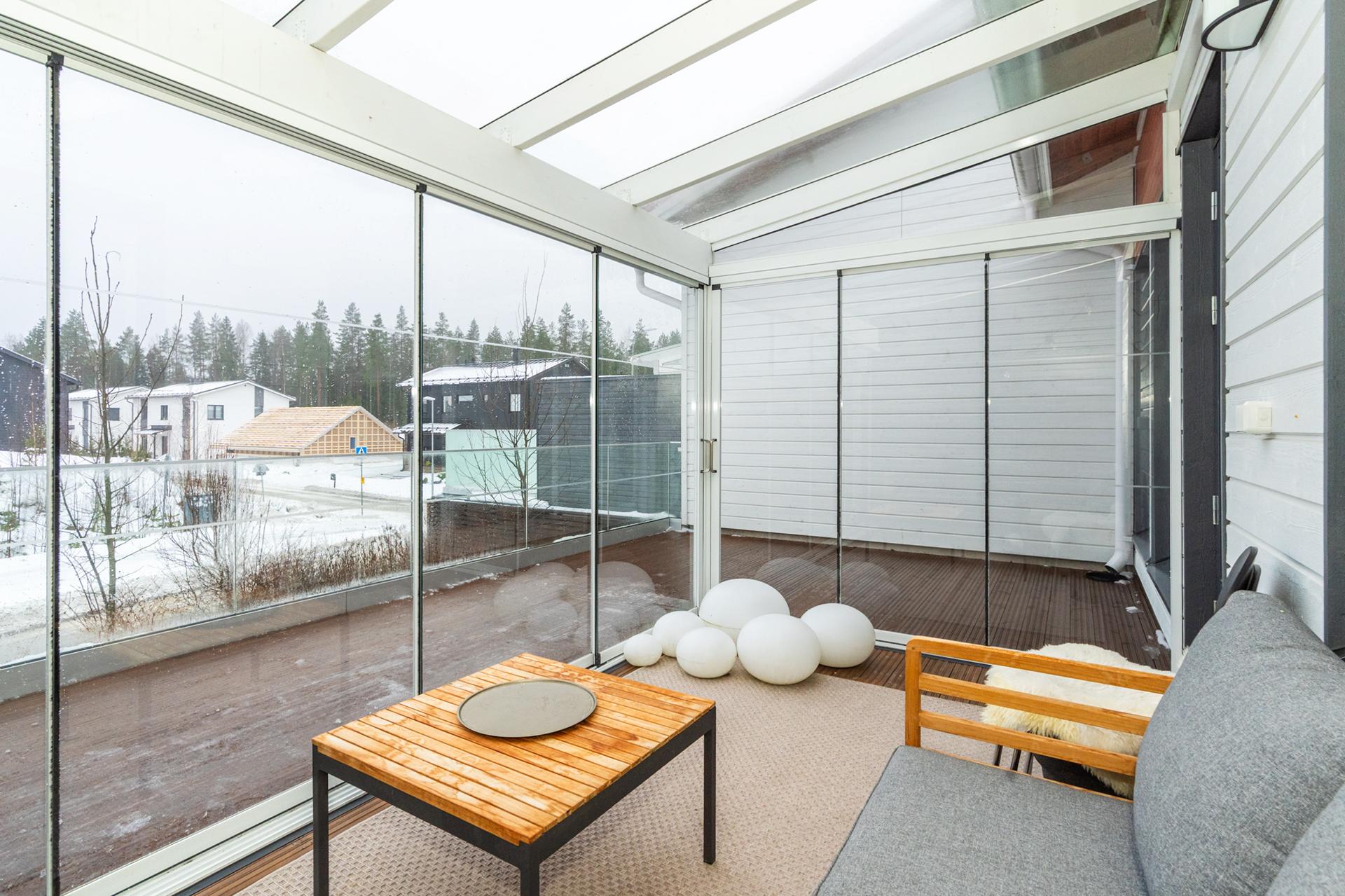Terassilla on lasitettu osa ja avoin osa