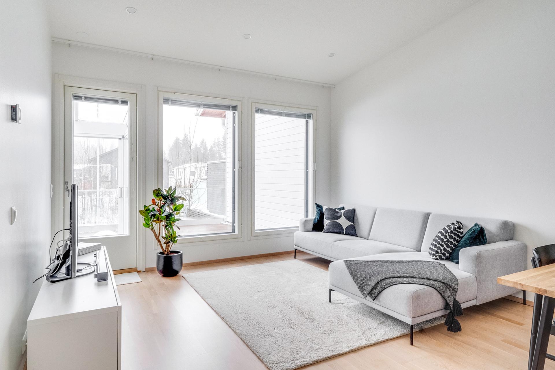 Olohuoneesta on käynti lasitetulle terassille