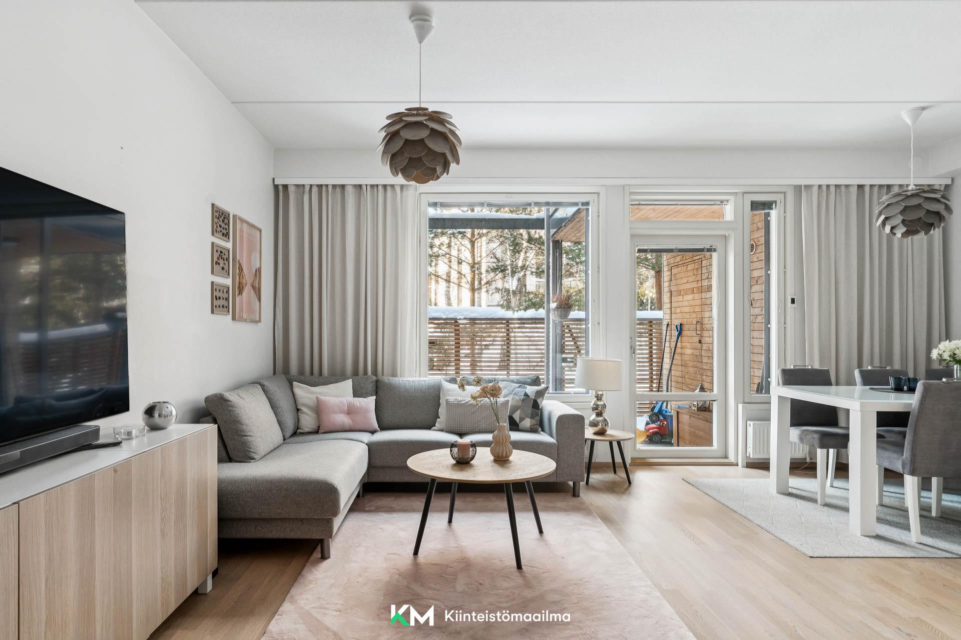 Olohuoneesta on käynti aidatulle pihalle