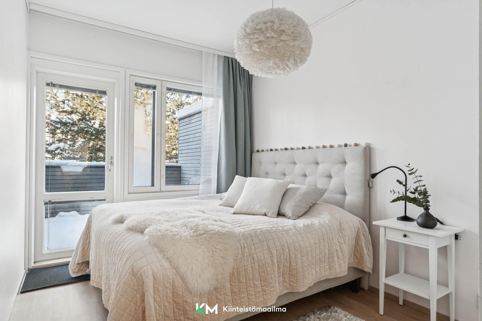 Isoimman huoneen yhteydessä on parveke