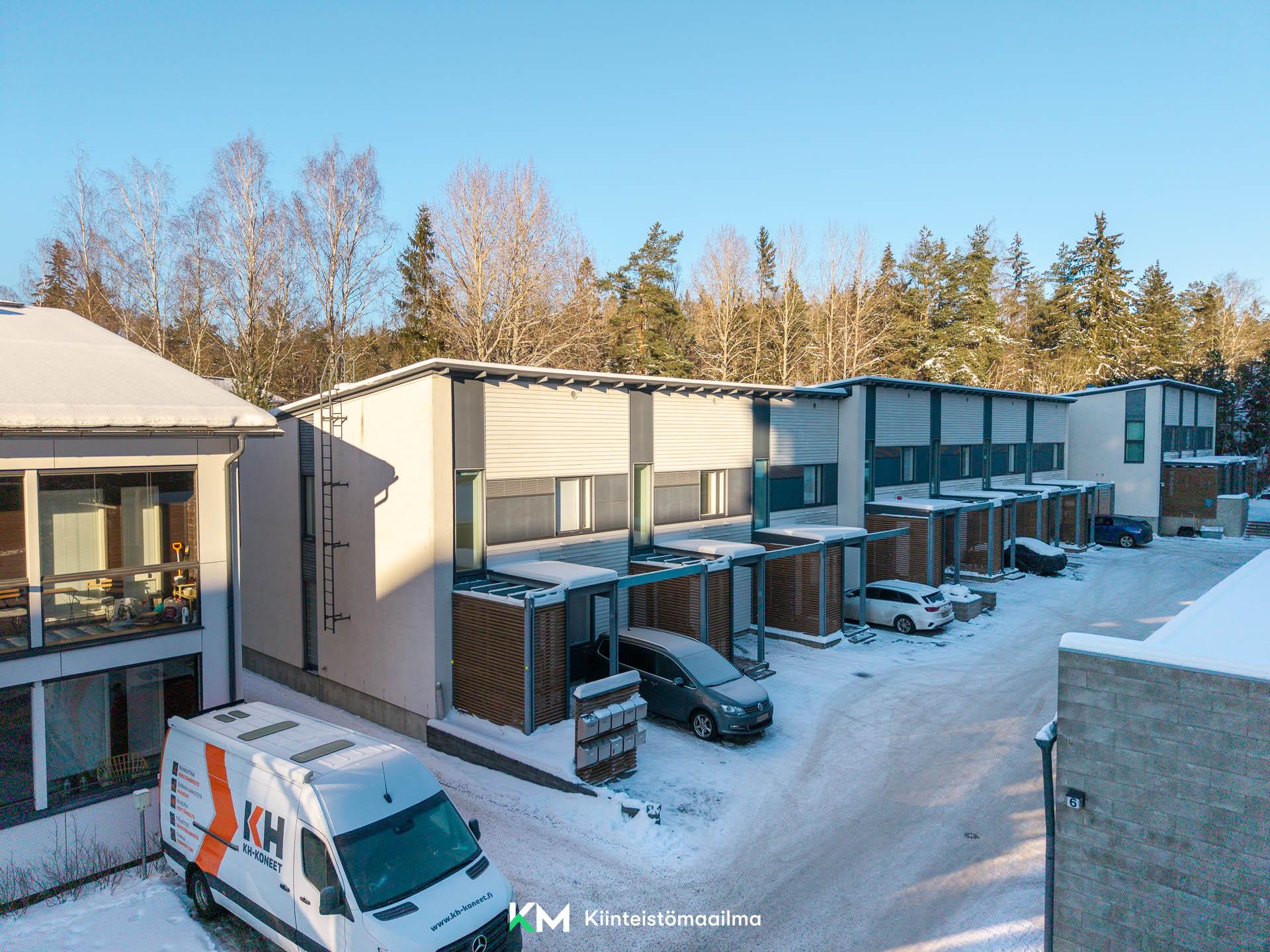 Asunnon edessä on yksi autopaikka