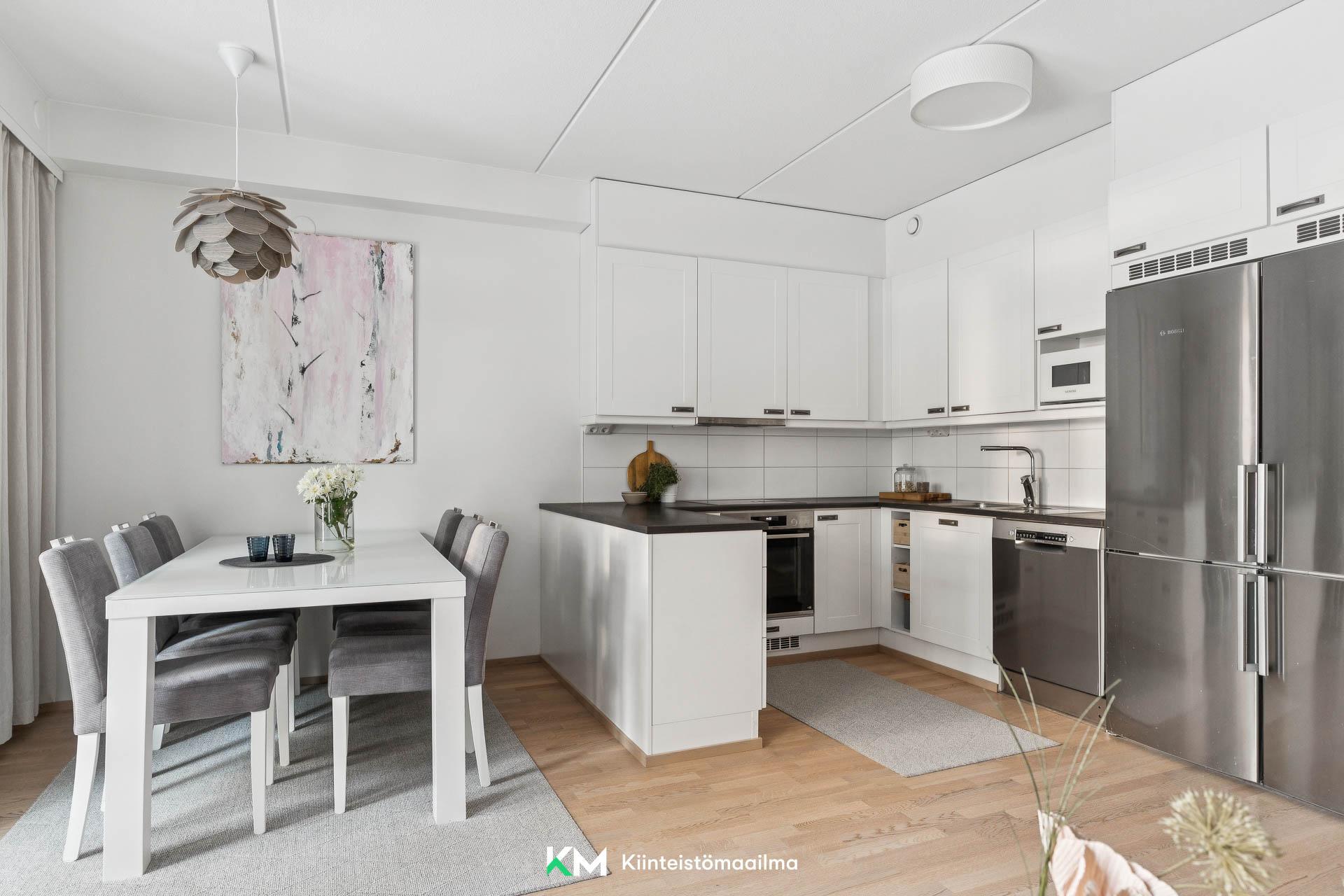 Olohuoneen yhteydessä on avokeittiö