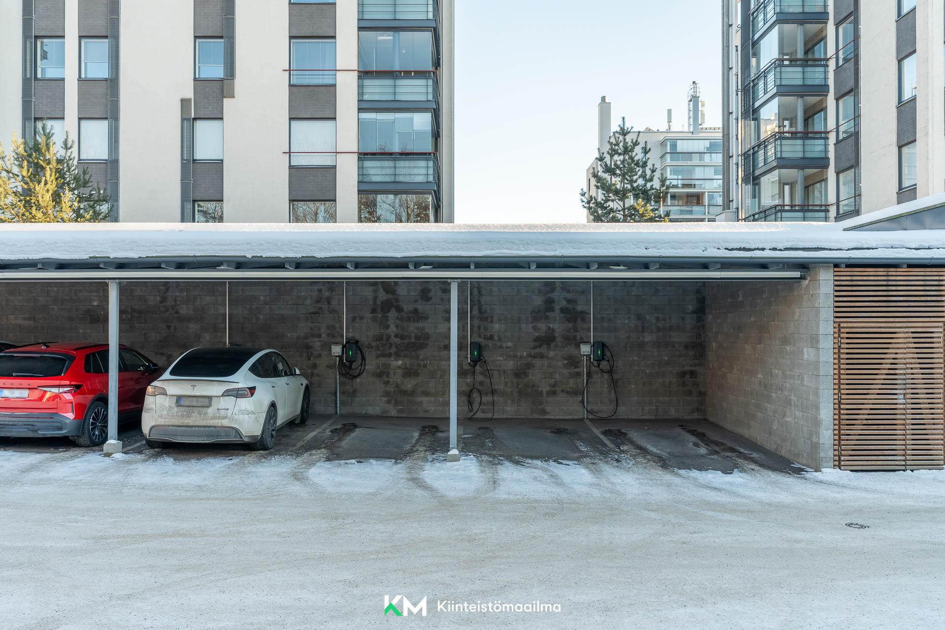 Ja katoksesta löytyy toinen, jossa on myös latauslaite