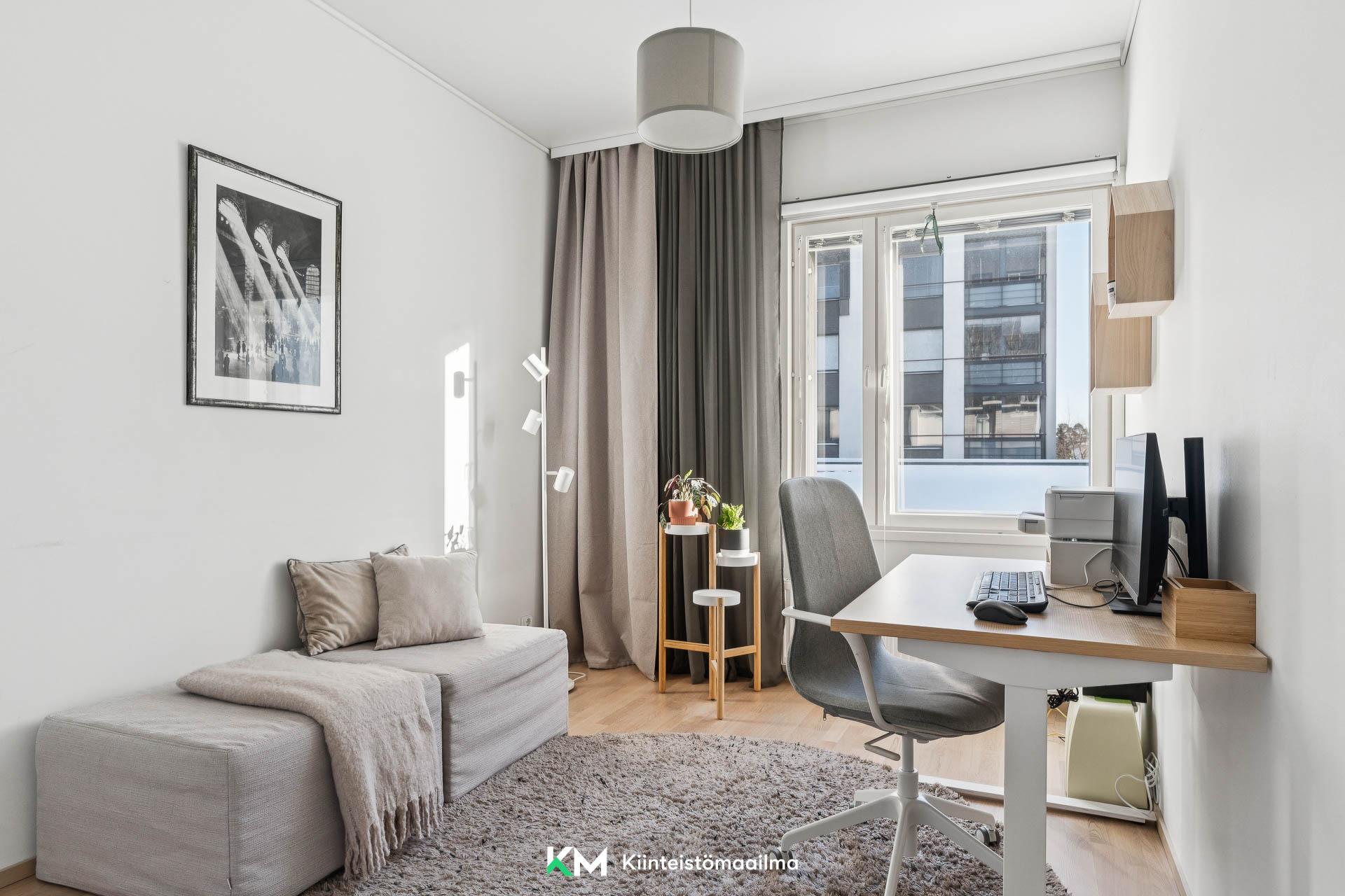 Yläkerrassa on kolme makuuhuonetta