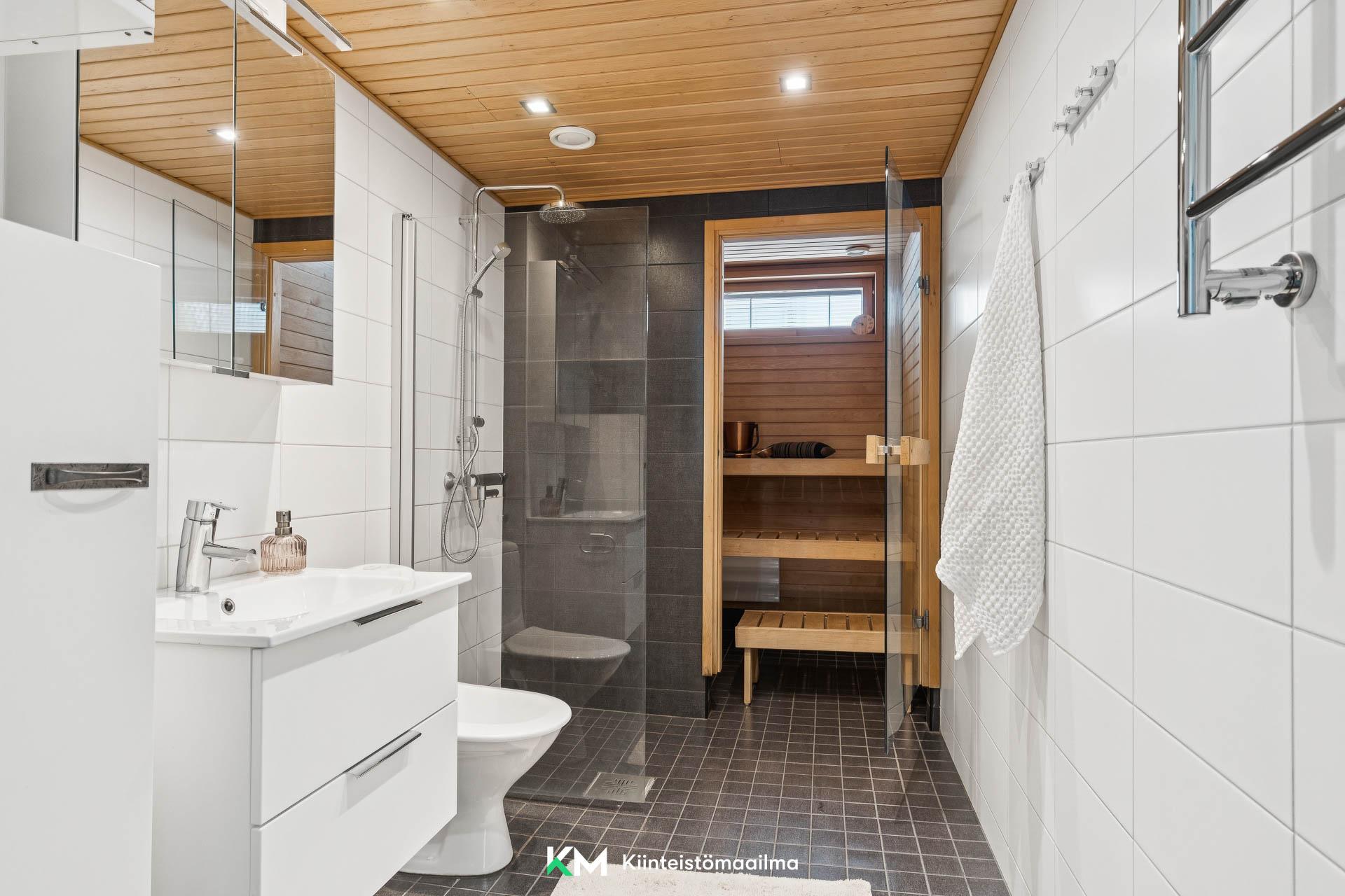 Yläkerrasta löytyy kylpyhuone
