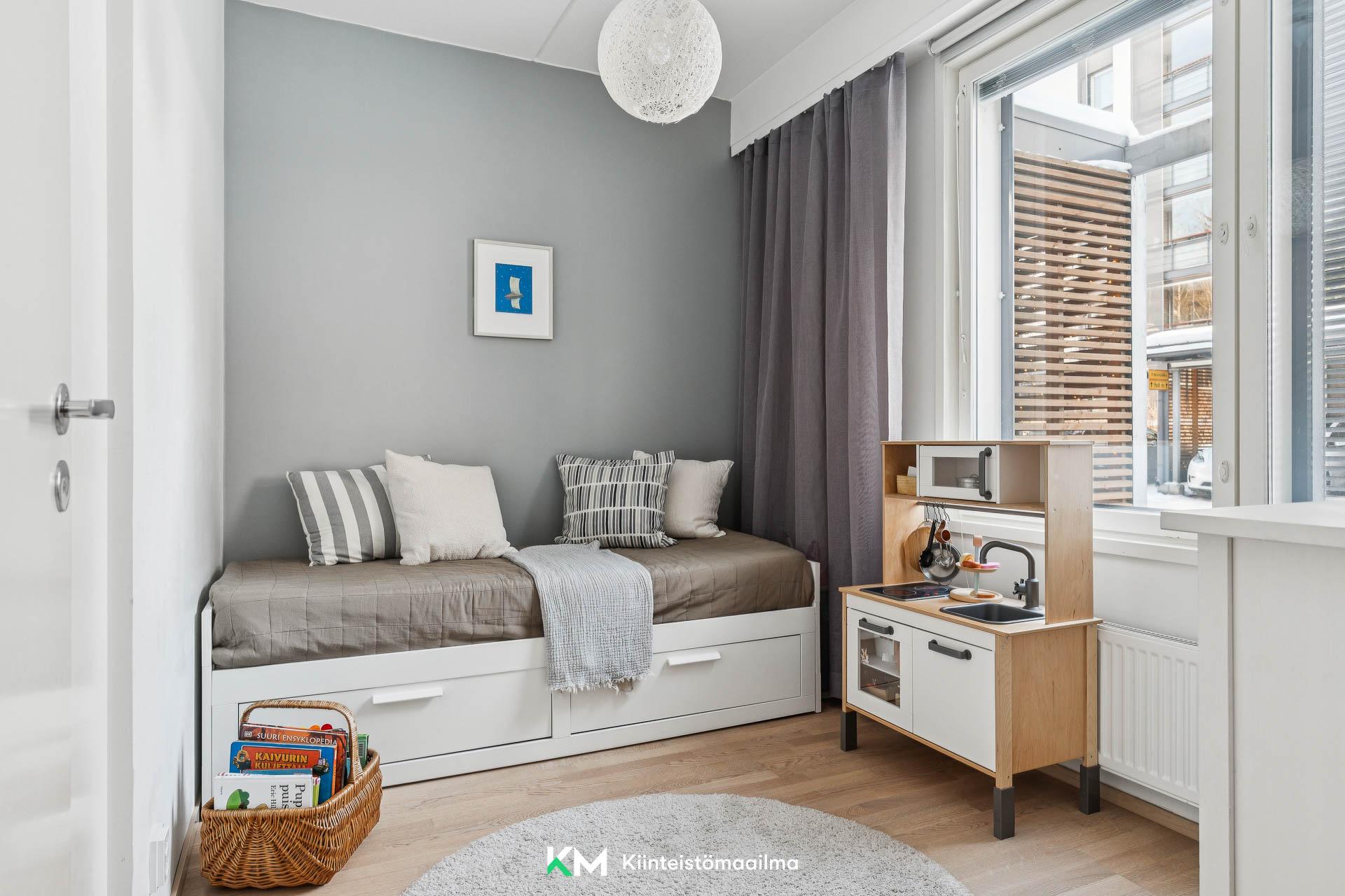 Yksi neljästä makuuhuoneesta on alakerrassa