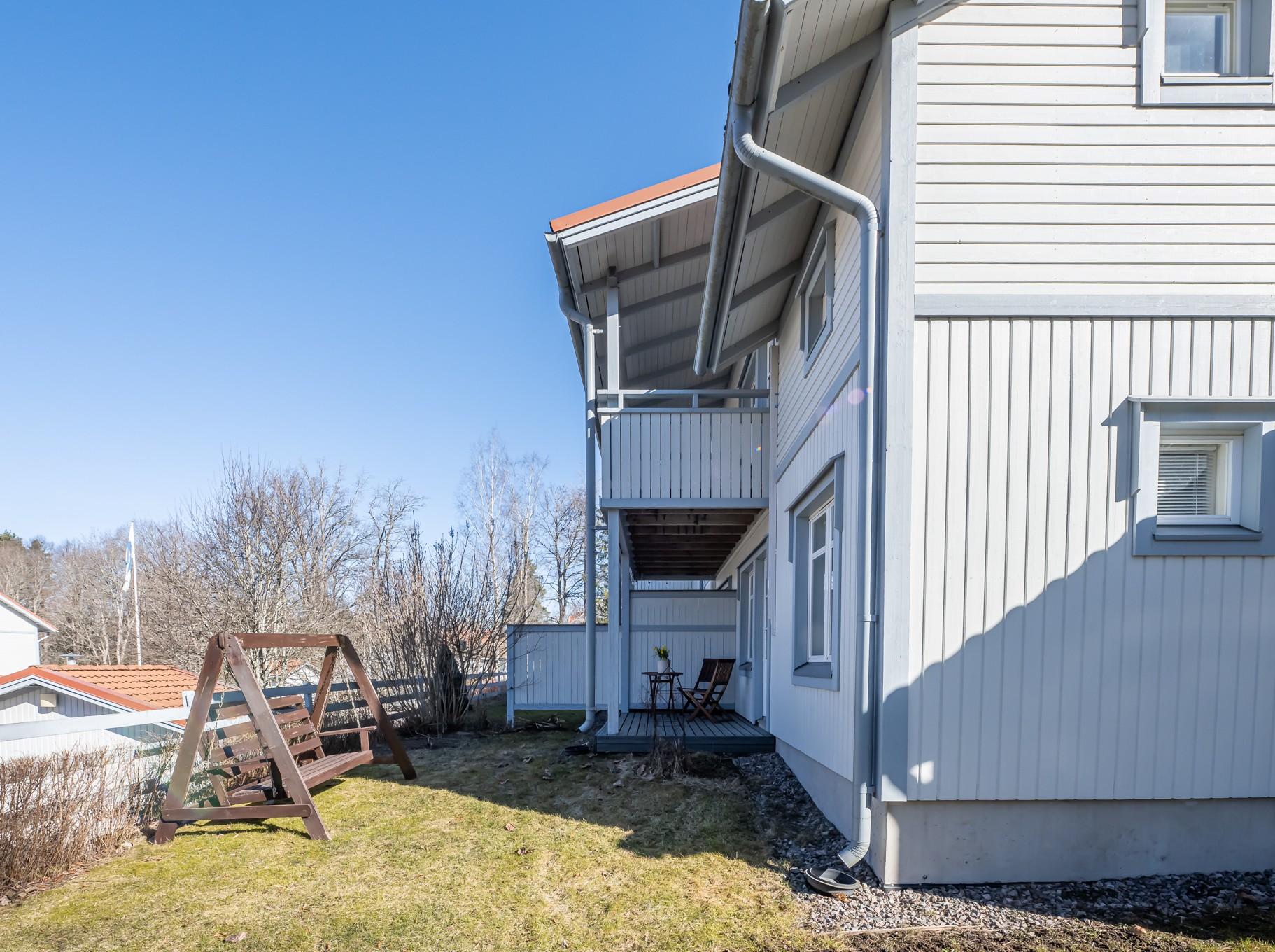 Asunnon piha-aluetta.