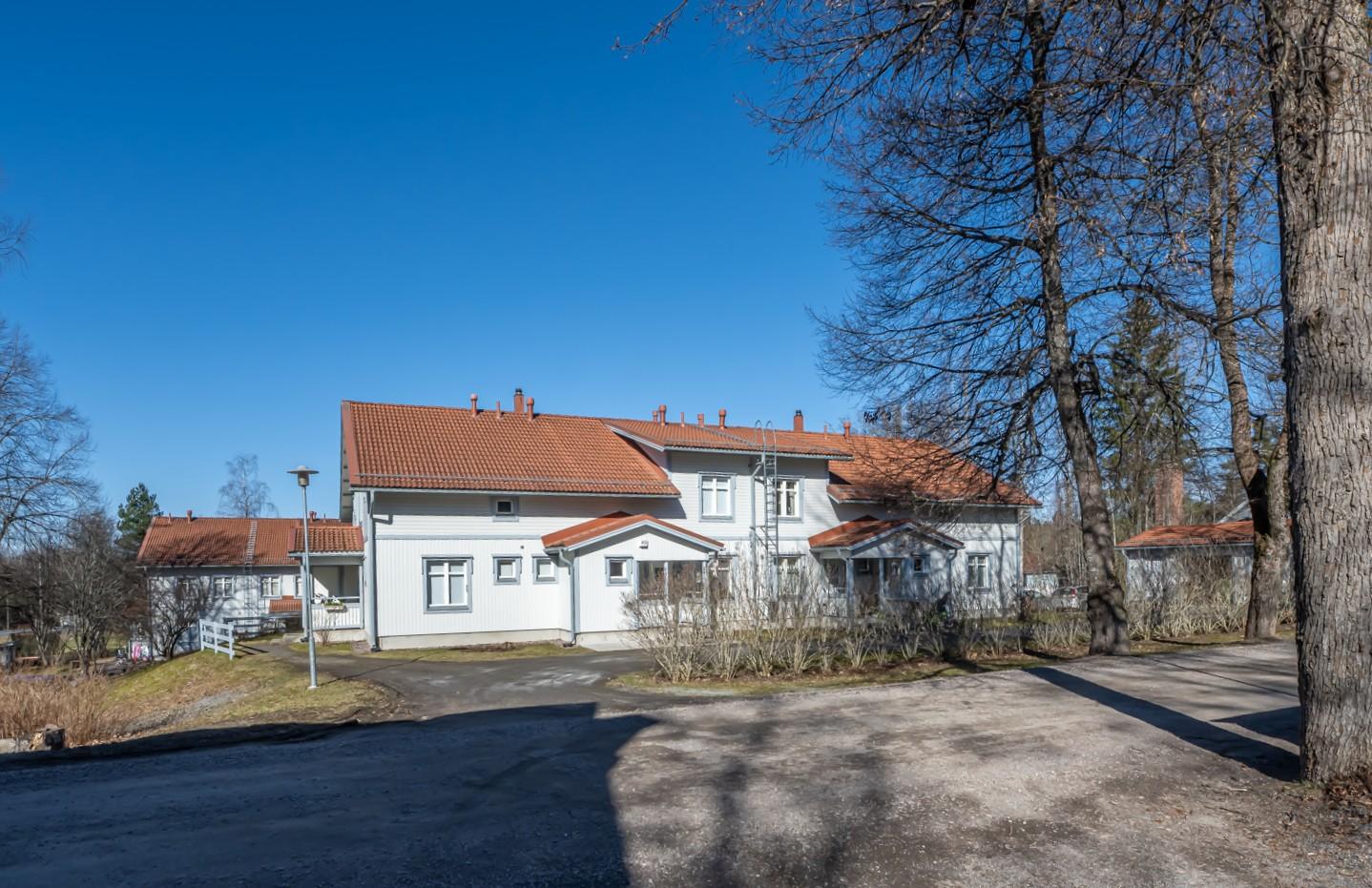  Taloyhtiö sijaitsee rauhallisella ja arvostetulla Hirsimäen asuinalueella. Lyhyt matka päiväkotiin, alakouluun ja lähikauppaan. 