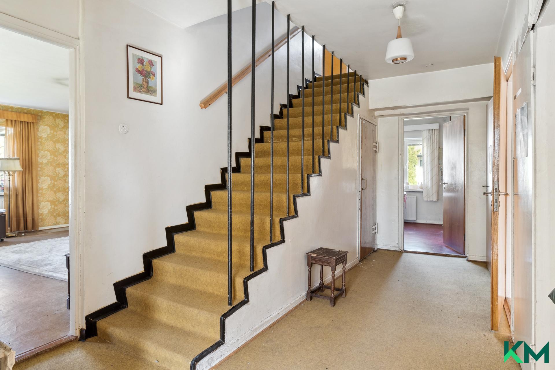 Portaat ullakolle, jossa kaksi lämmintä huonetta.