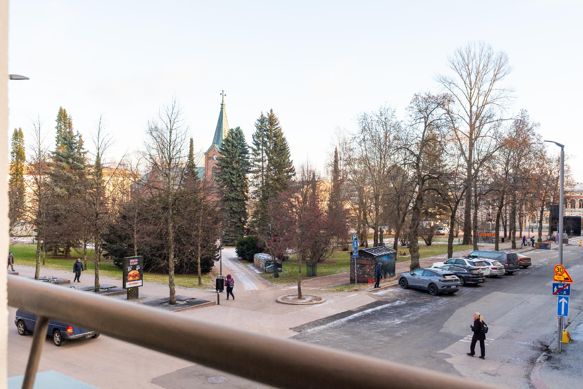 Näkymä parvekkeelta kirkkopuistoon