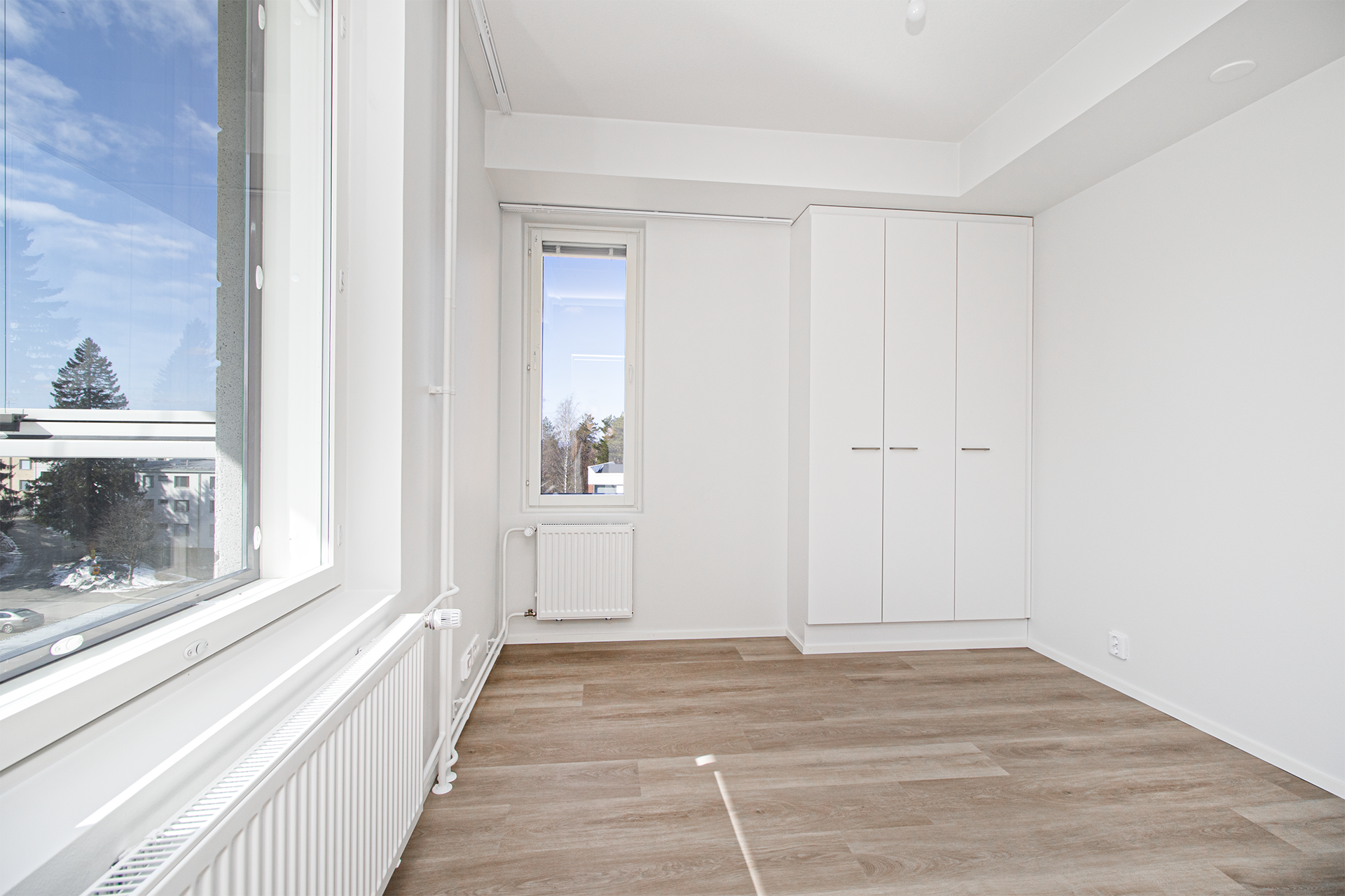 Makuuhuoneesta maisemat kahteen eri ilmansuuntaan.