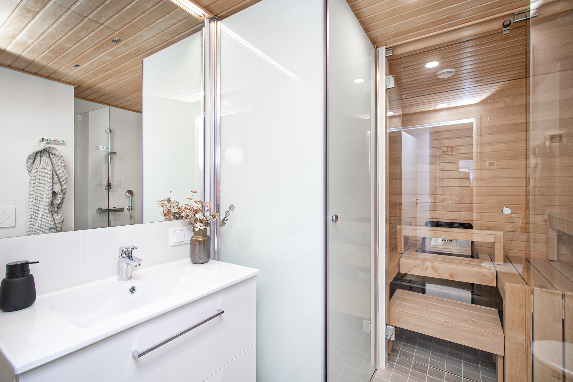 Pesutornille tila kaapiston sisällä roiskeilta suojassa.