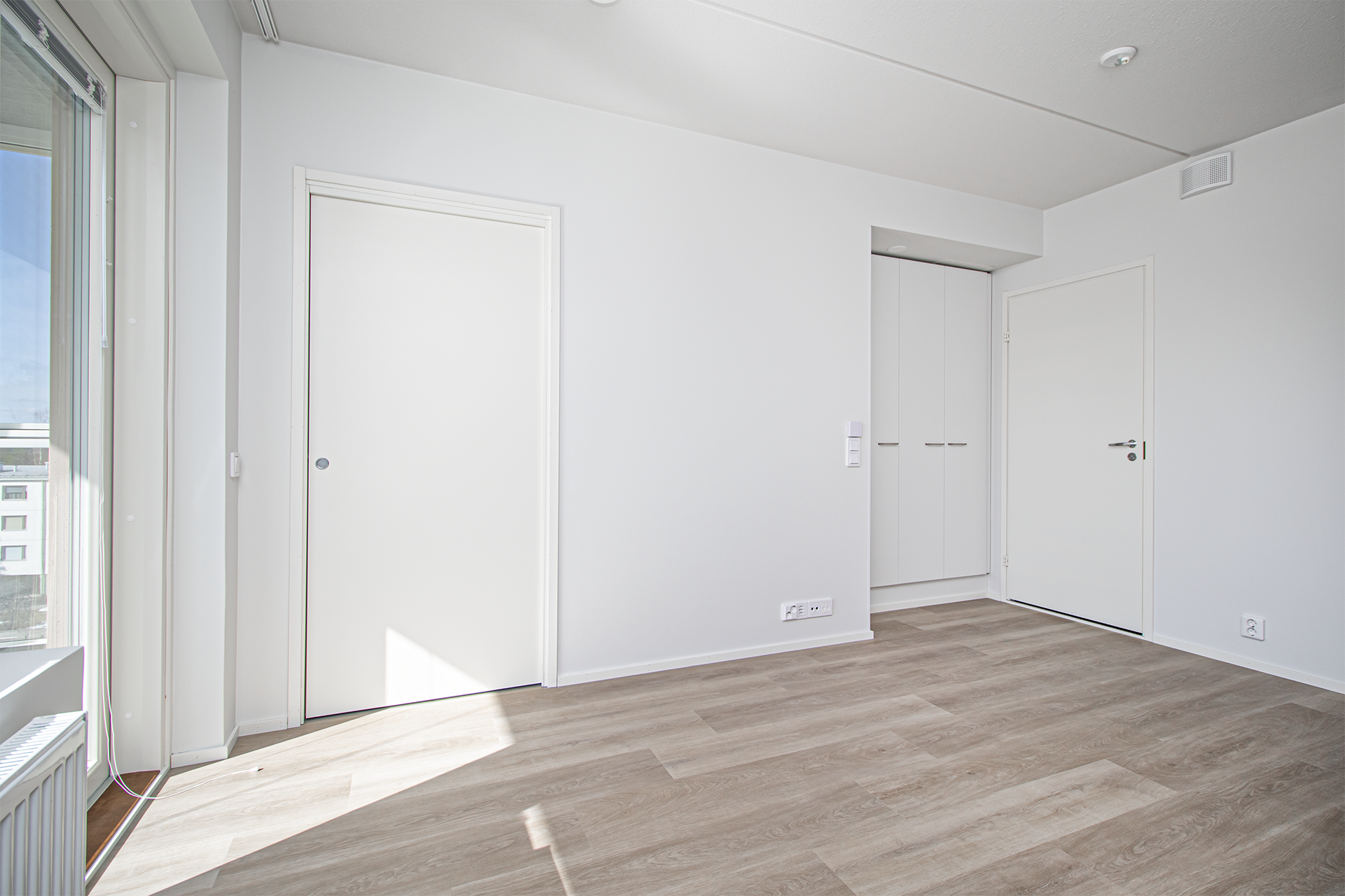 Oven takana makuuhuone.