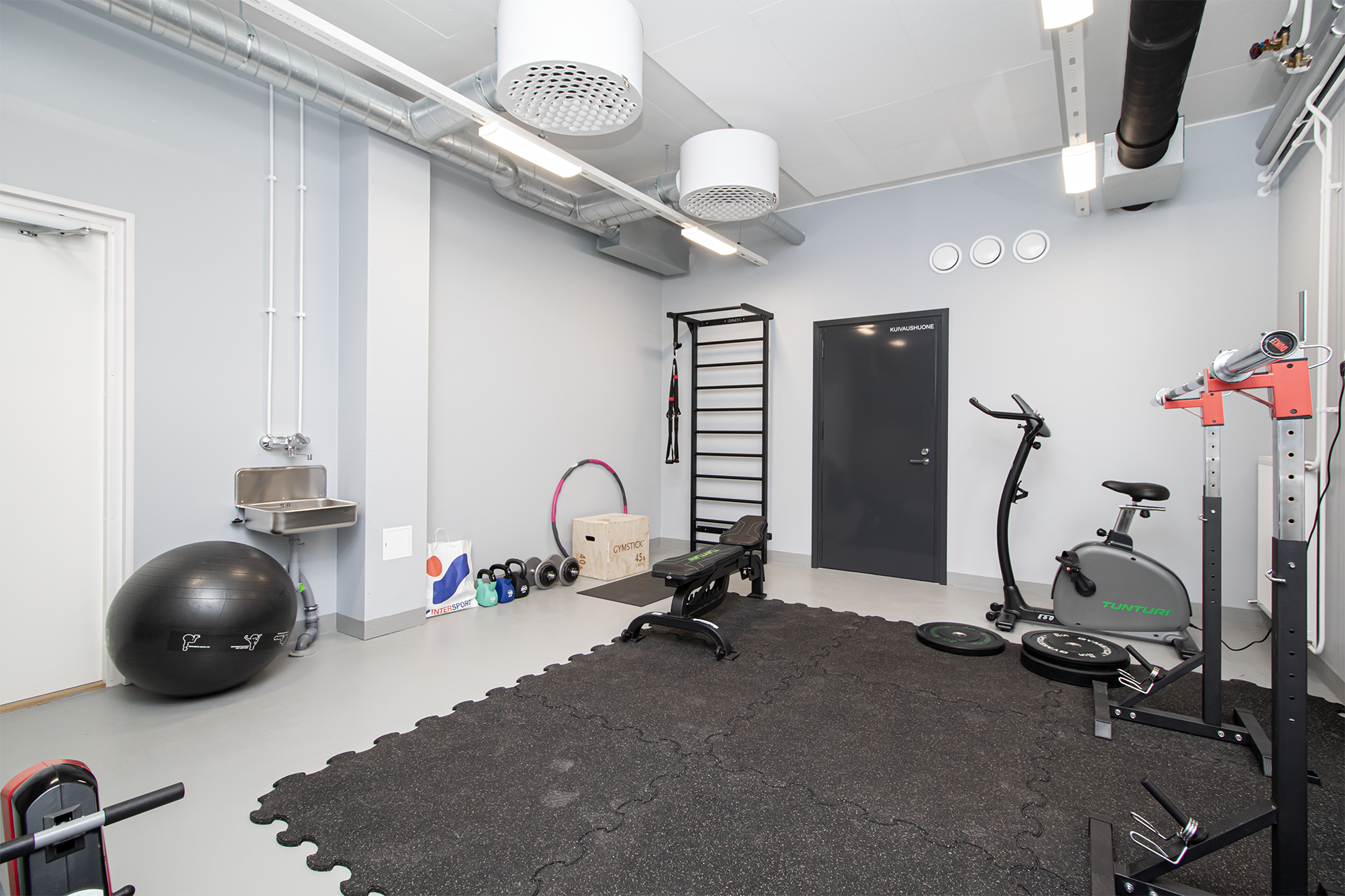 Taloyhtiössä myös kuivaushuone ja häkkivarastot.