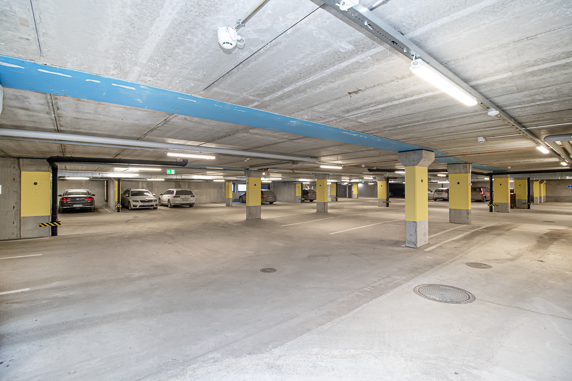 Autohalli pohjakerroksessa.